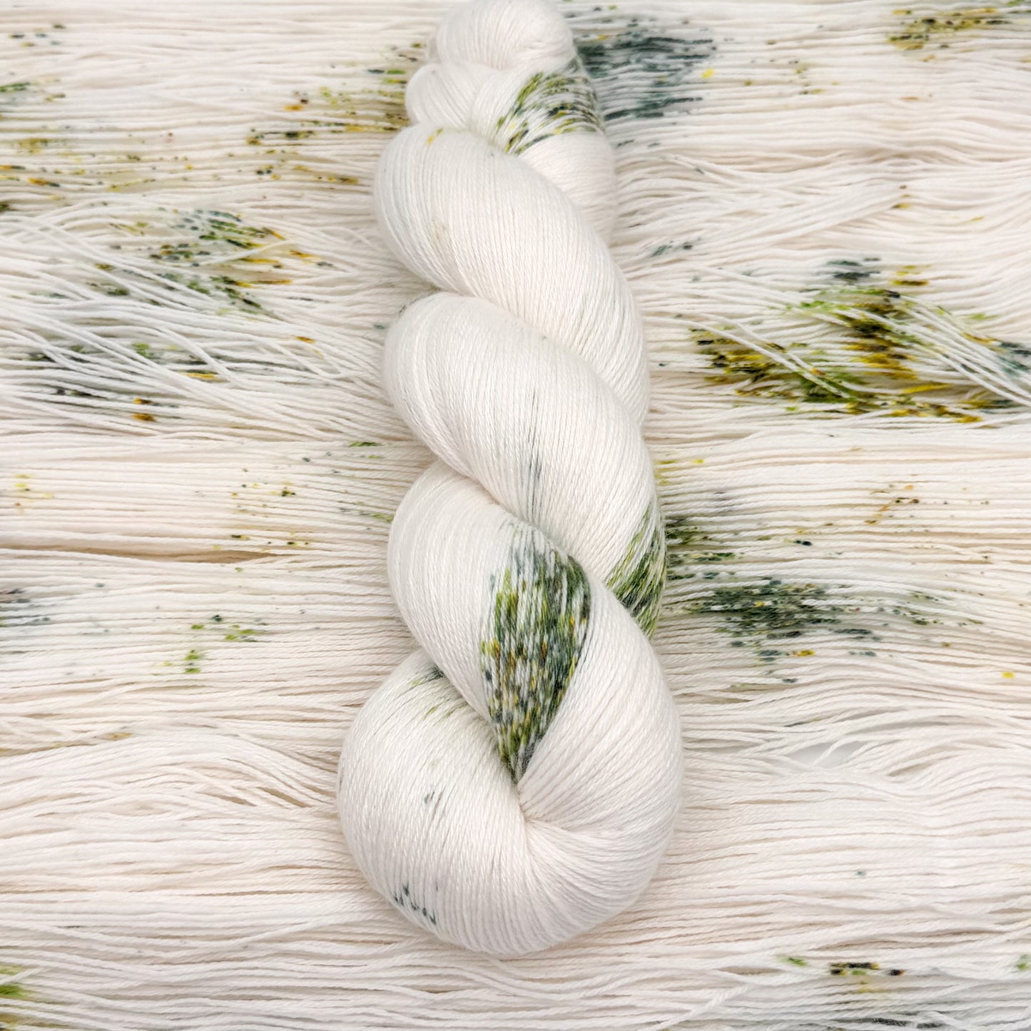 Håndfarvet minkgarn i farven A taste of spring – blødt luksusgarn fra A Knitters World