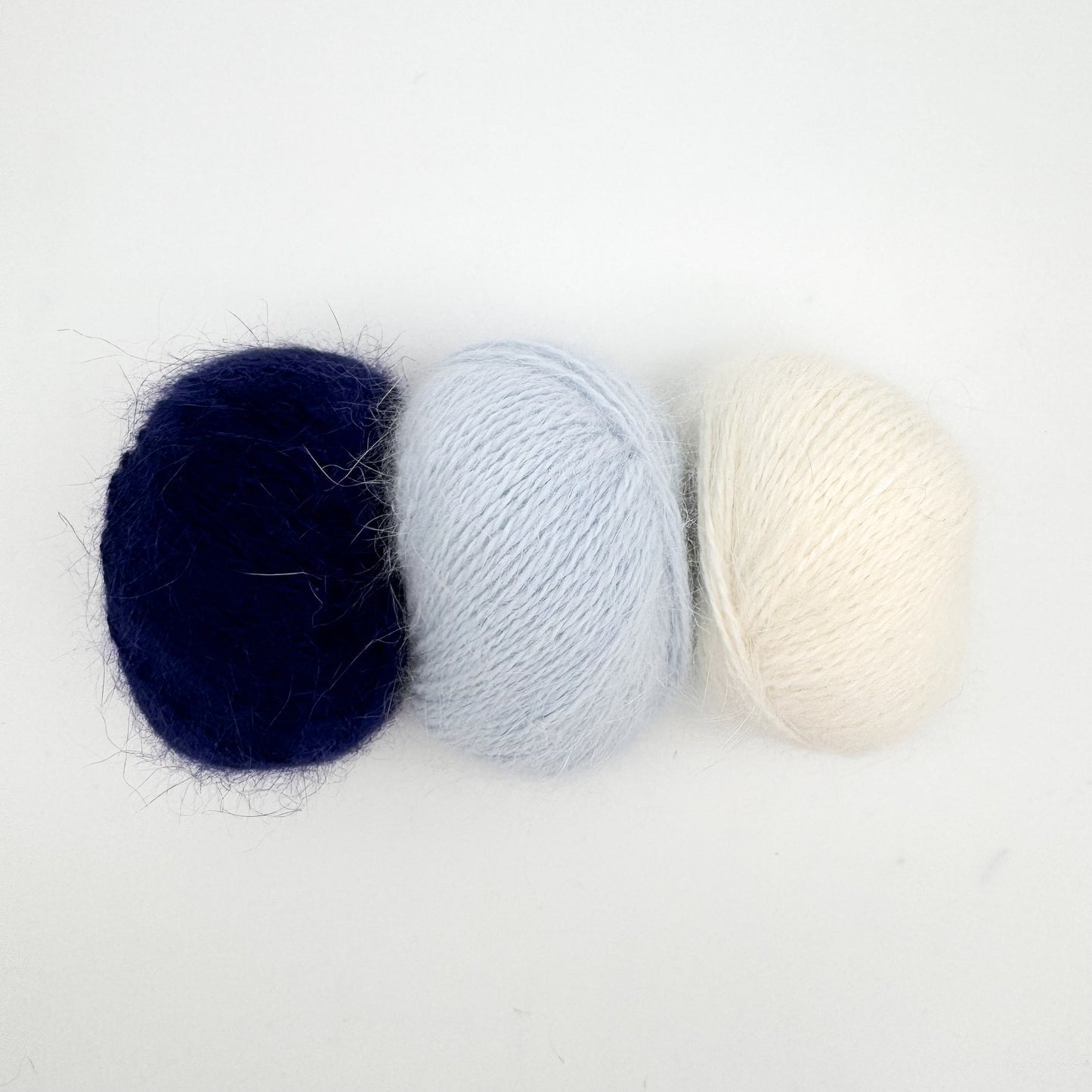 Fluffy angora garn i farven Royal Blue – AKW Skala B luksusgarn fra A Knitters World