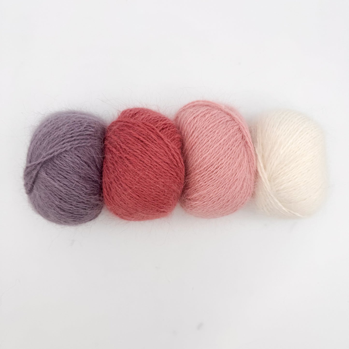Fluffy angora garn i farven Dusty Rose – AKW Skala B luksusgarn fra A Knitters World