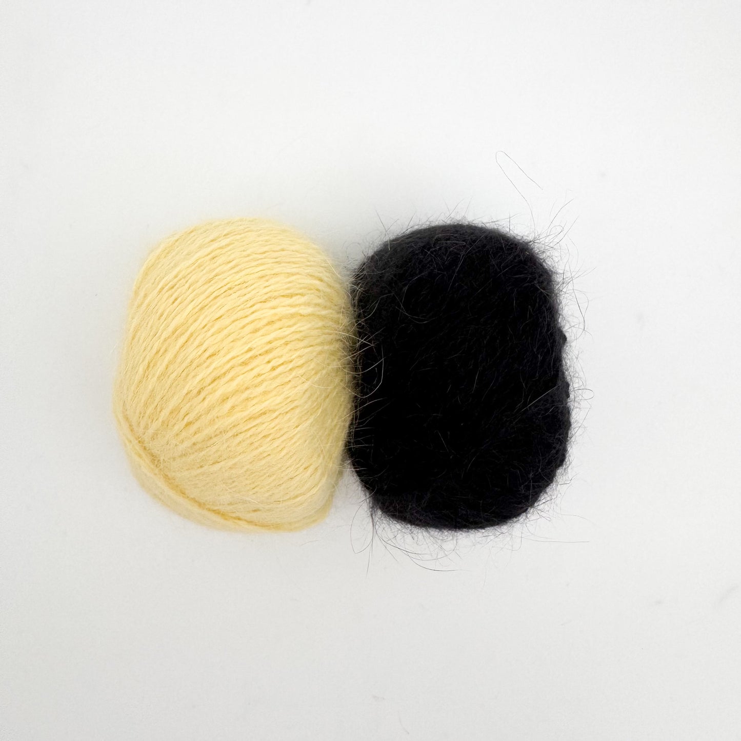 Fluffy angora garn i farven Pastel Yellow – AKW Skala B luksusgarn fra A Knitters World