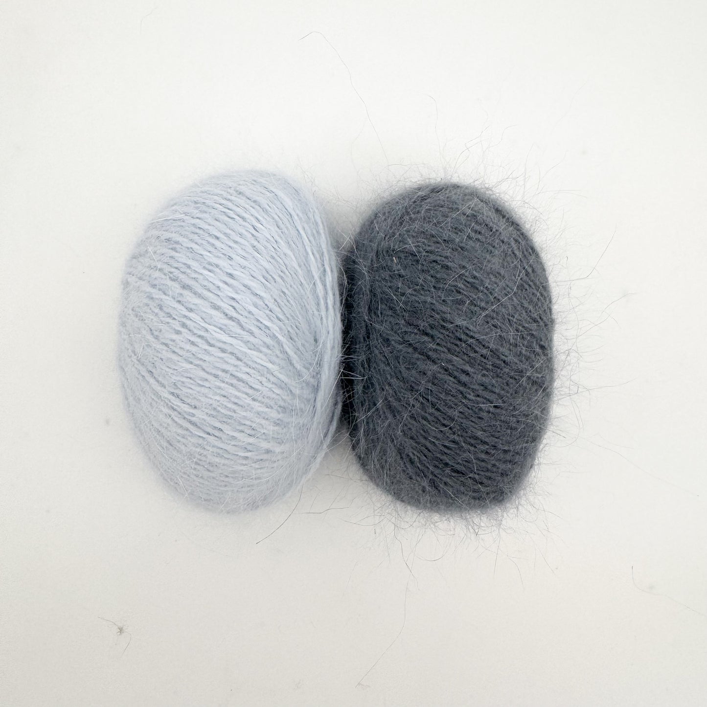 Fluffy angora garn i farven Greyish Blue – AKW Skala B luksusgarn fra A Knitters World