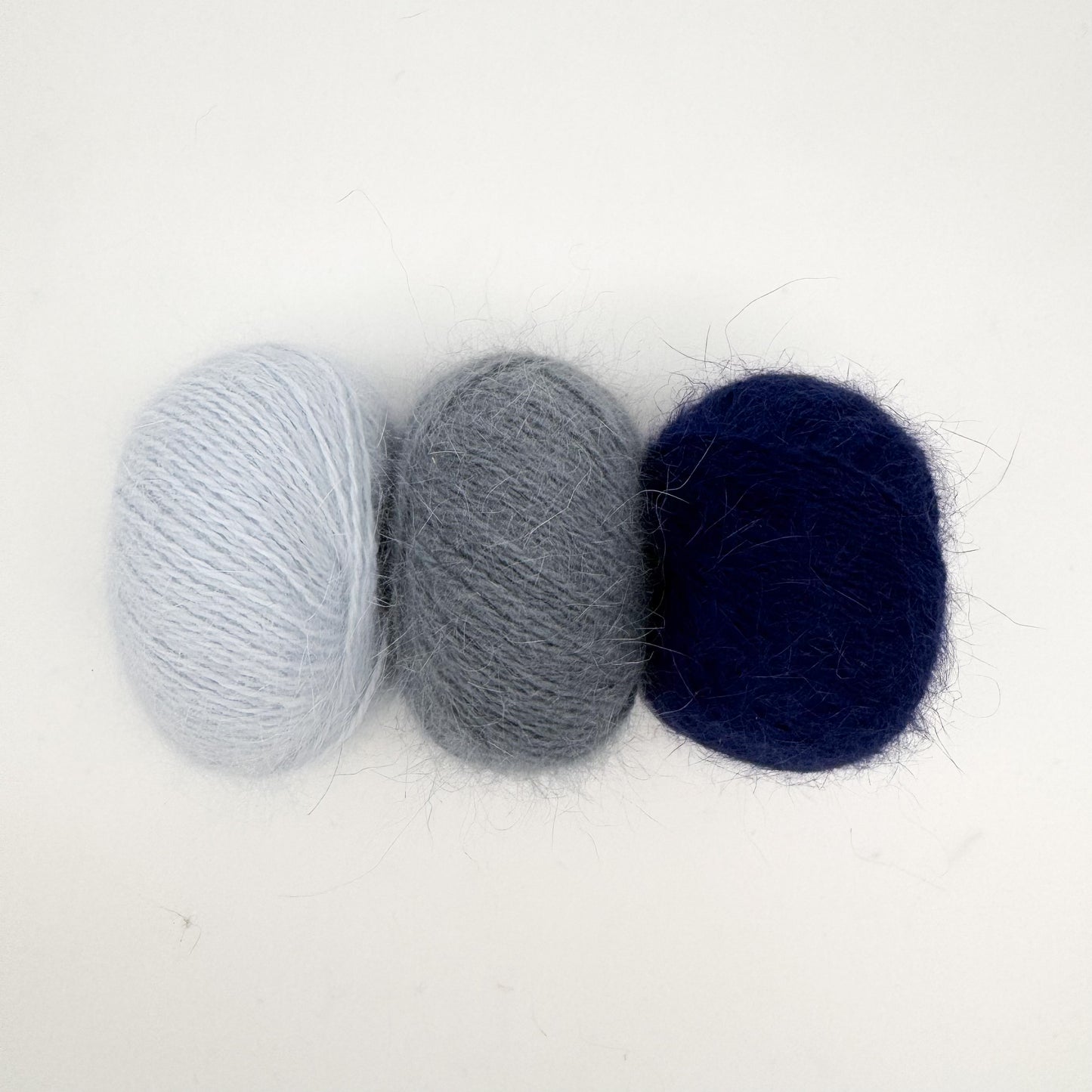 Fluffy angora garn i farven Greyish Blue – AKW Skala B luksusgarn fra A Knitters World