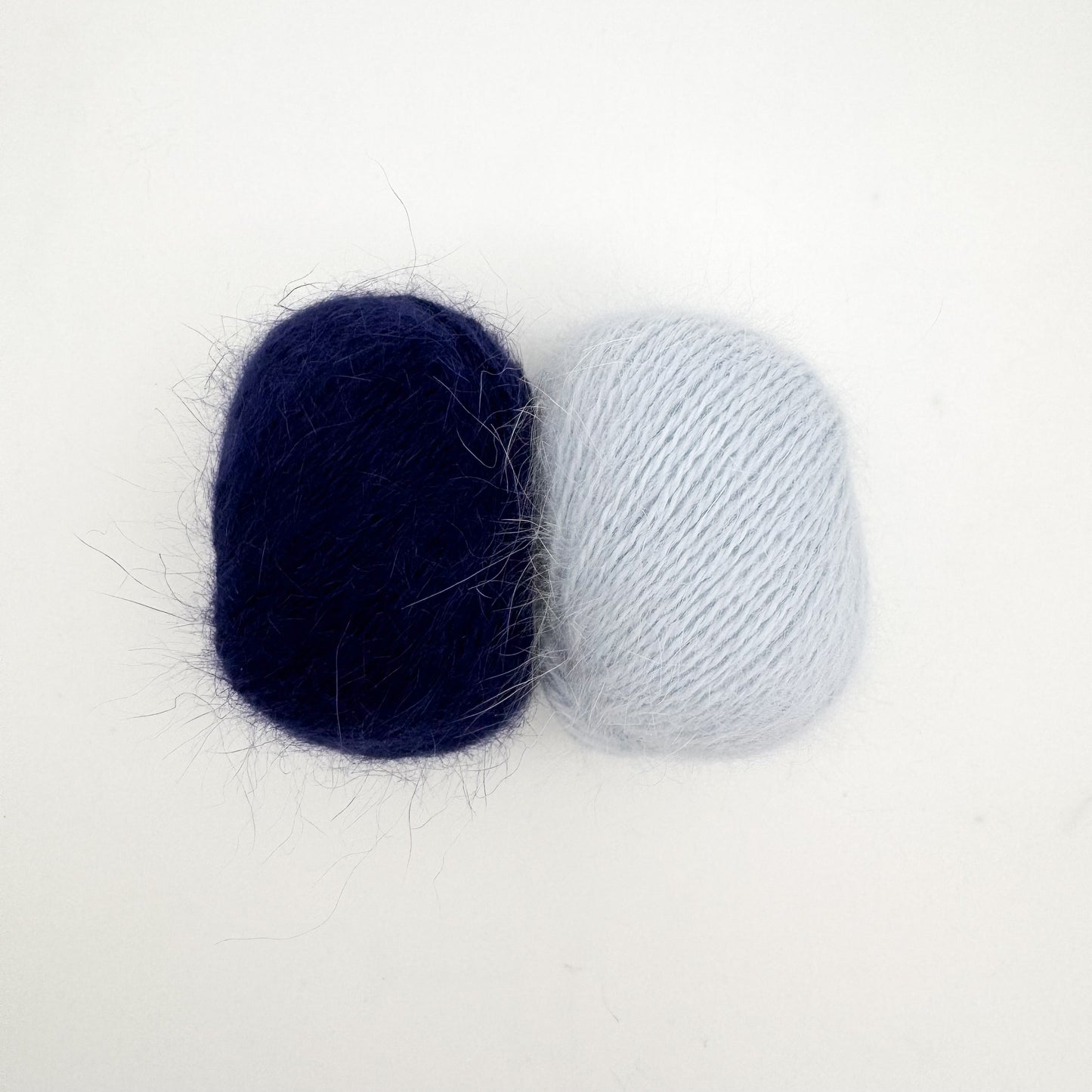 Fluffy angora garn i farven Royal Blue – AKW Skala B luksusgarn fra A Knitters World