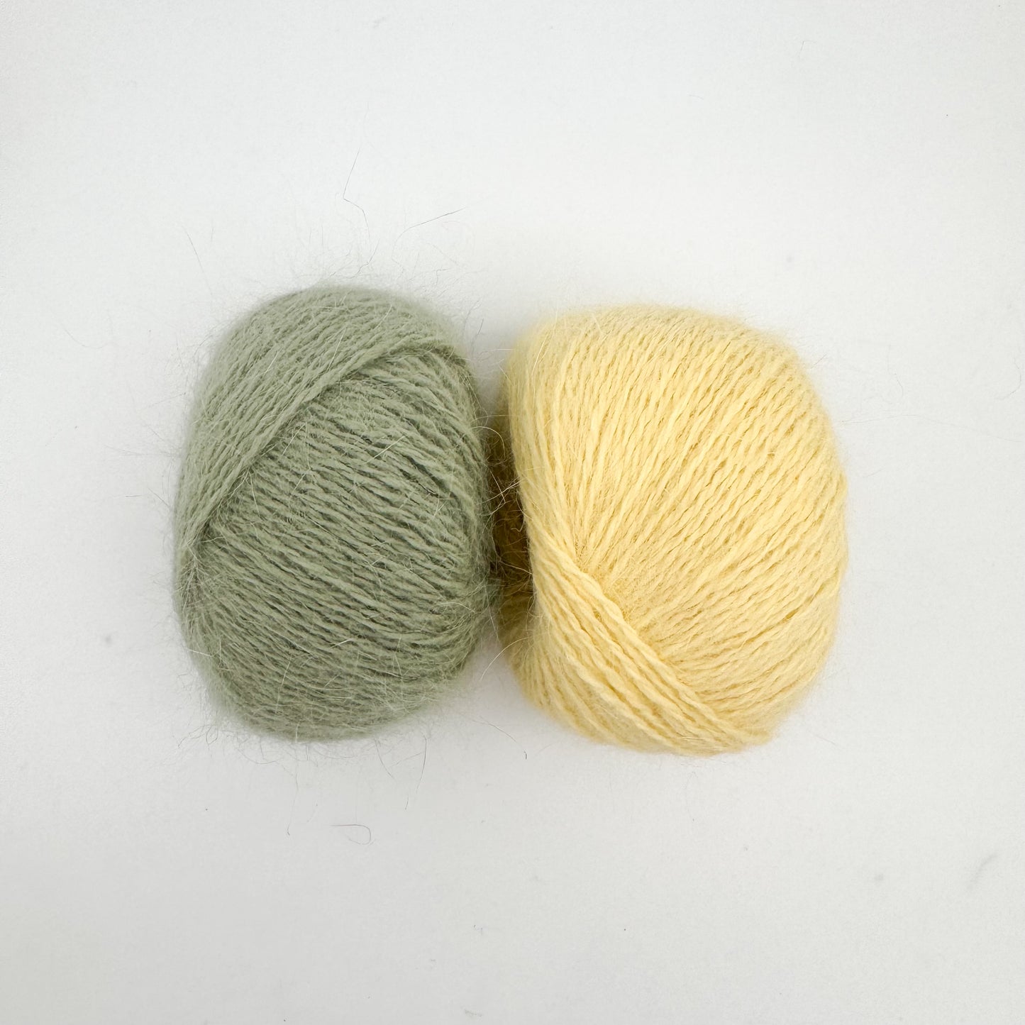 Fluffy angora garn i farven Pastel Yellow – AKW Skala B luksusgarn fra A Knitters World