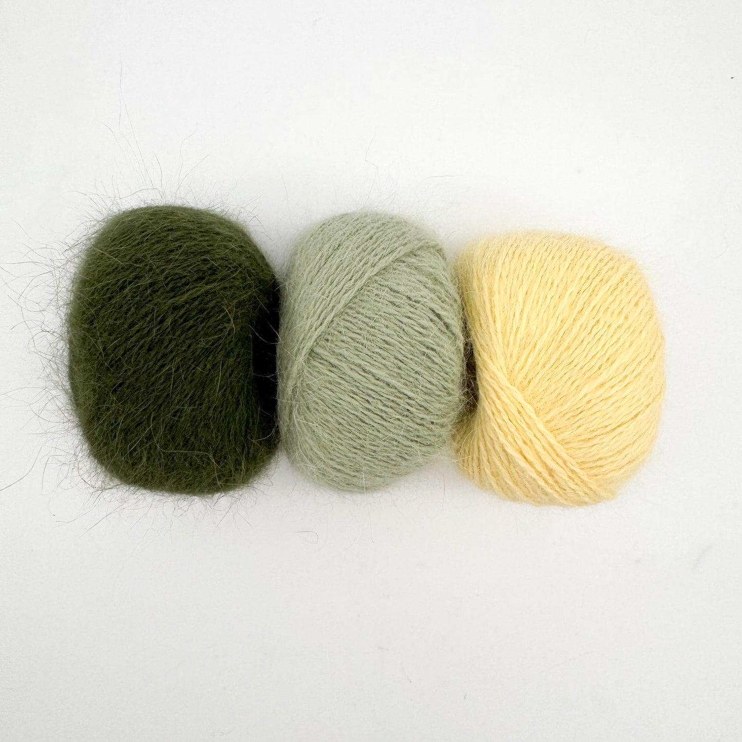 Fluffy angora garn i farven Sage Green – AKW Skala B luksusgarn fra A Knitters World