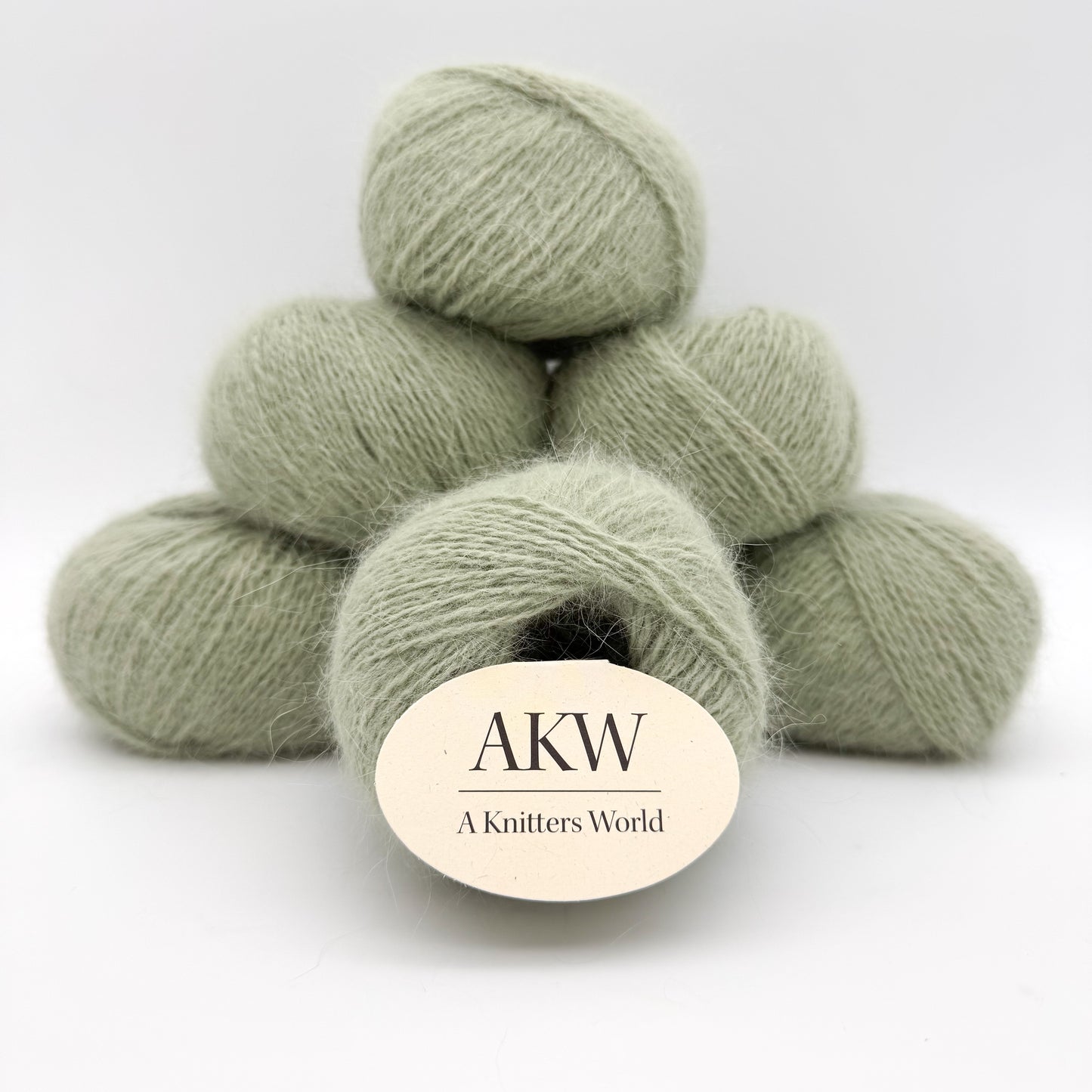 Fluffy angora garn i farven Sage Green – AKW Skala B luksusgarn fra A Knitters World