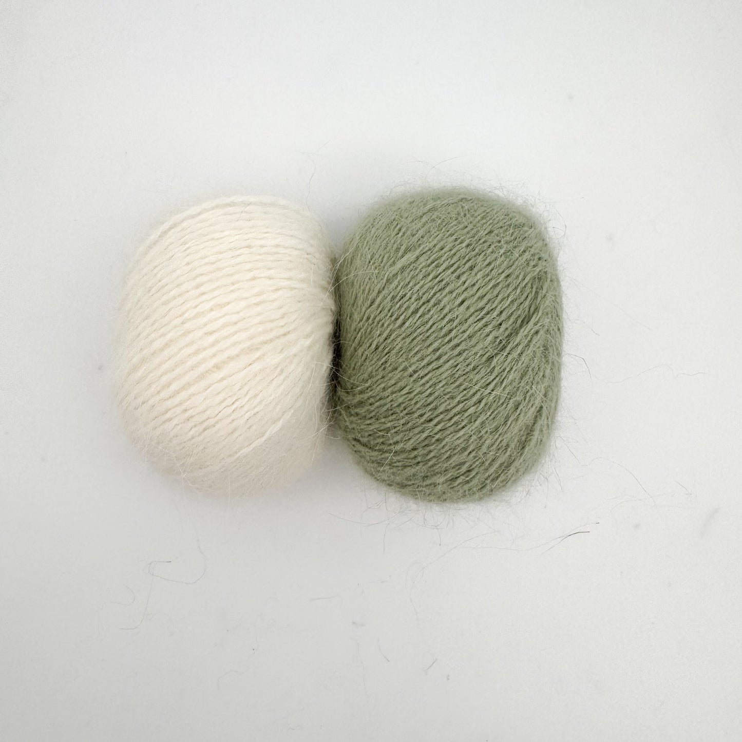 Fluffy angora garn i farven Sage Green – AKW Skala B luksusgarn fra A Knitters World