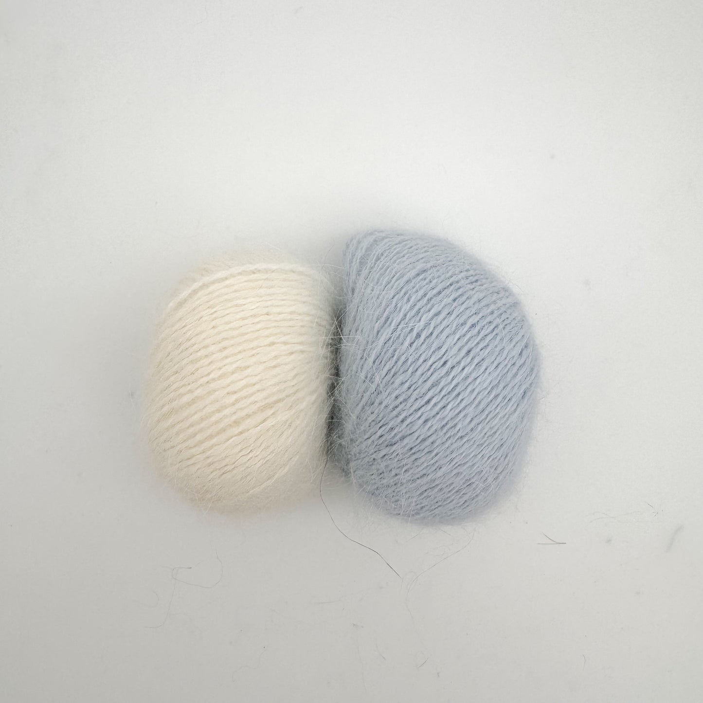 Fluffy angora garn i farven Ice Blue – AKW Skala B luksusgarn fra A Knitters World