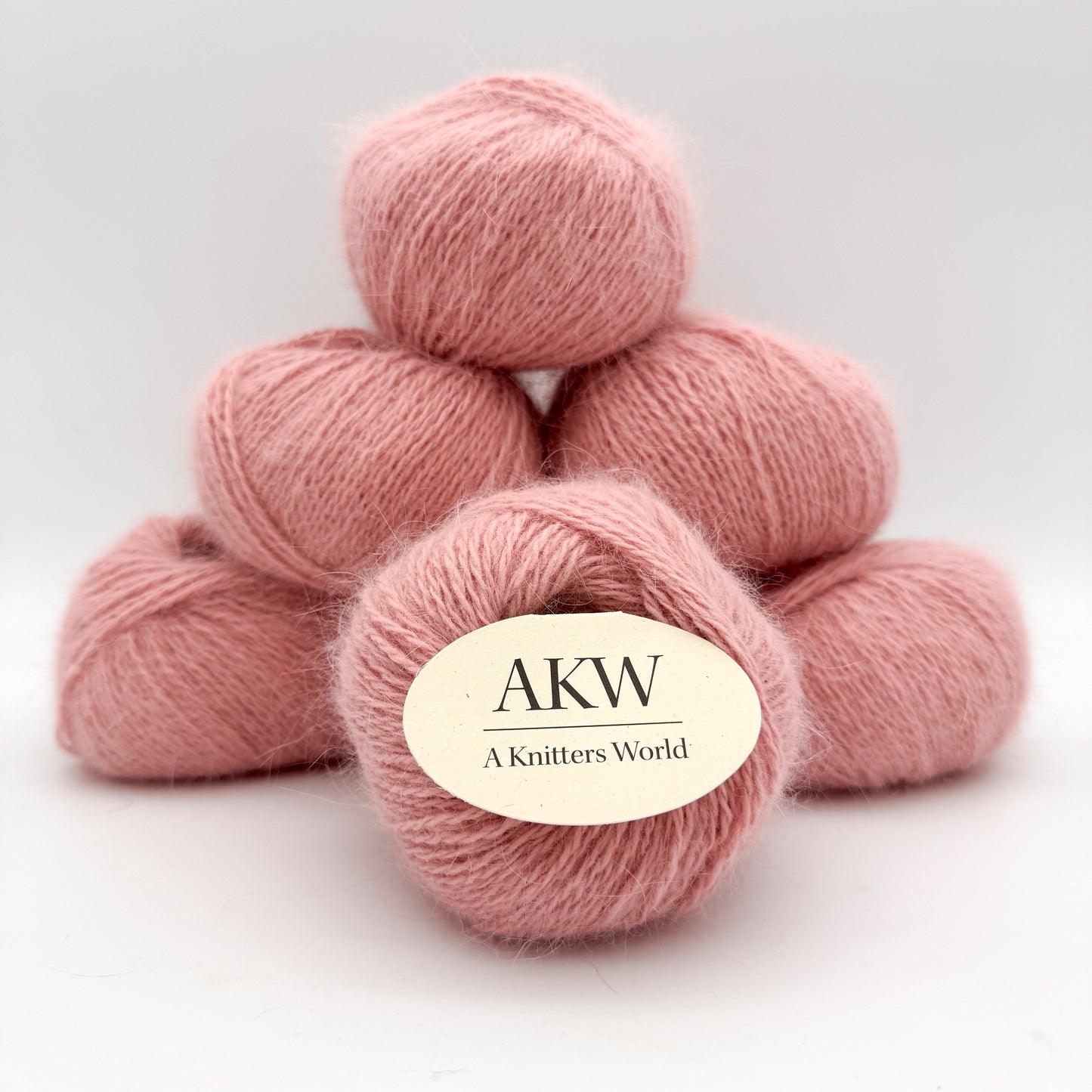 Fluffy angora garn i farven Dusty Rose – AKW Skala B luksusgarn fra A Knitters World
