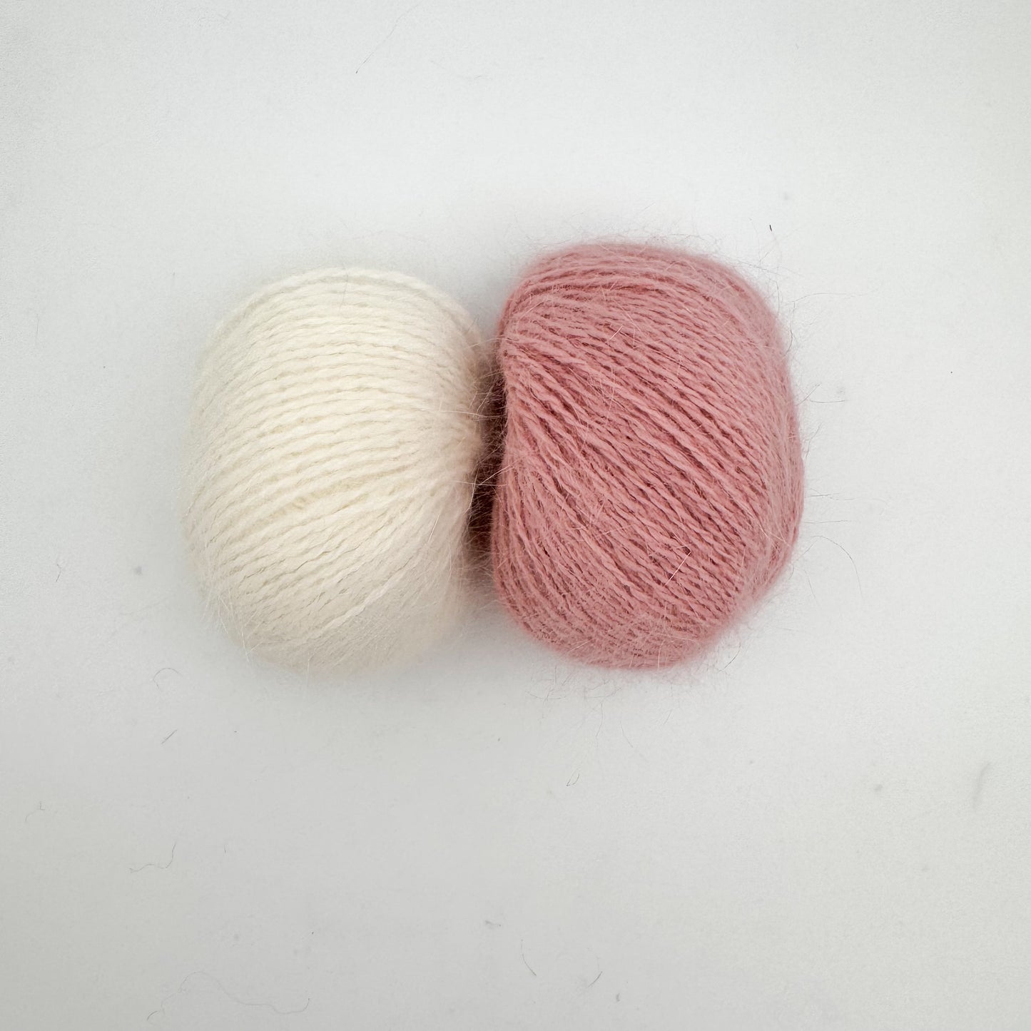 Fluffy angora garn i farven Dusty Rose – AKW Skala B luksusgarn fra A Knitters World