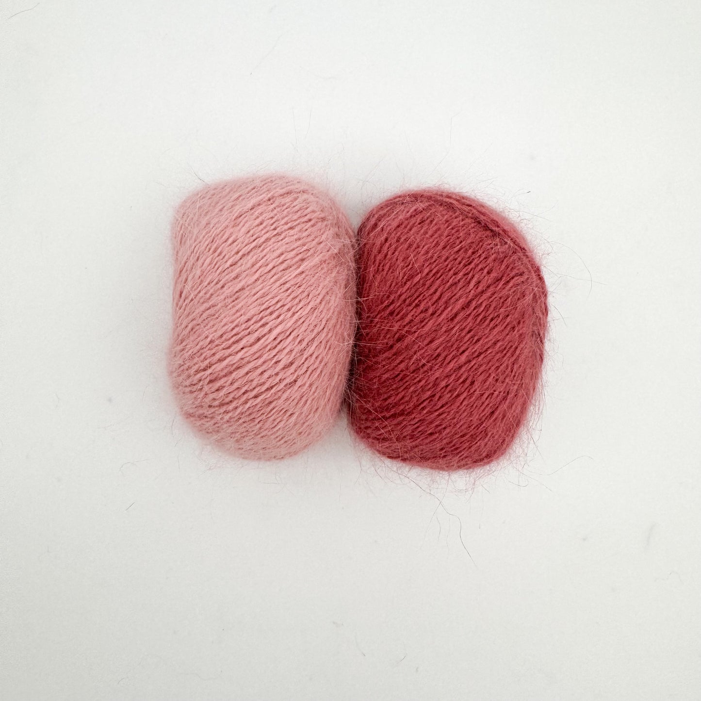 Fluffy angora garn i farven Watermelon – AKW Skala B luksusgarn fra A Knitters World
