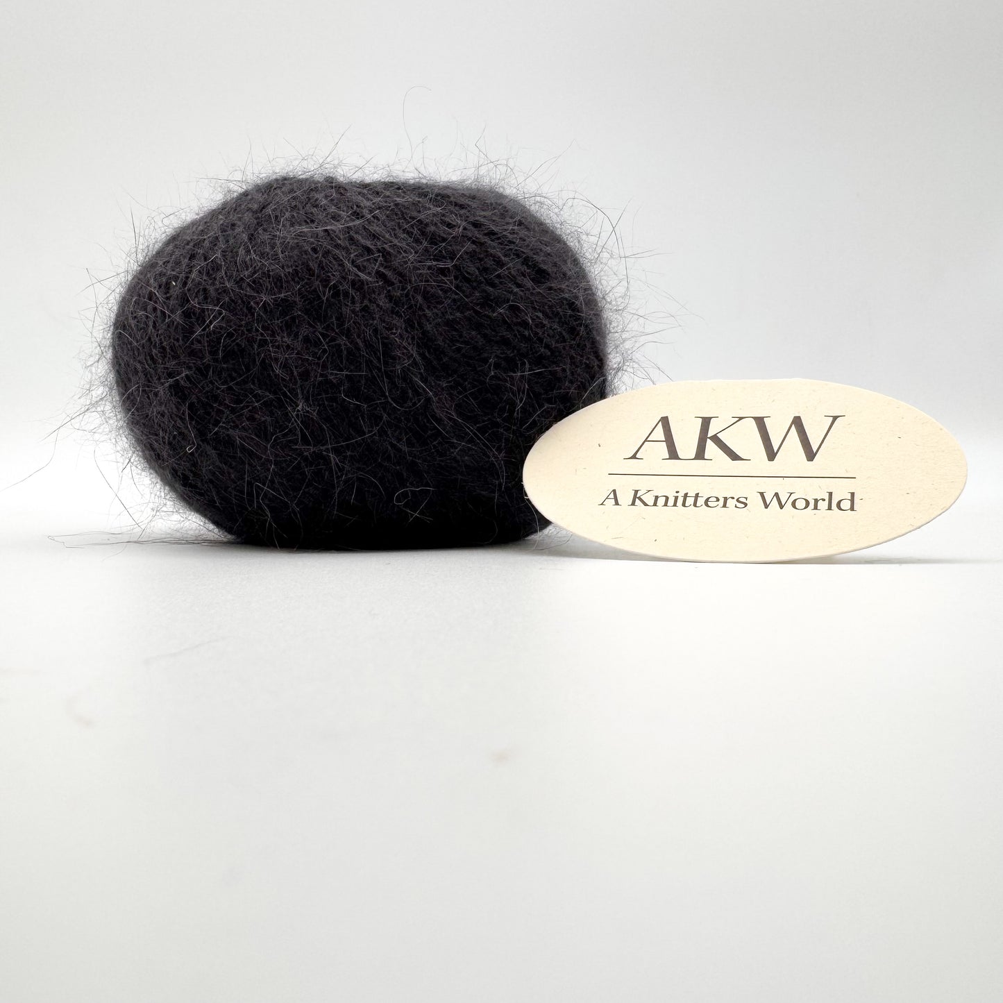 Fluffy angora garn i farven Black – AKW Skala B luksusgarn fra A Knitters World