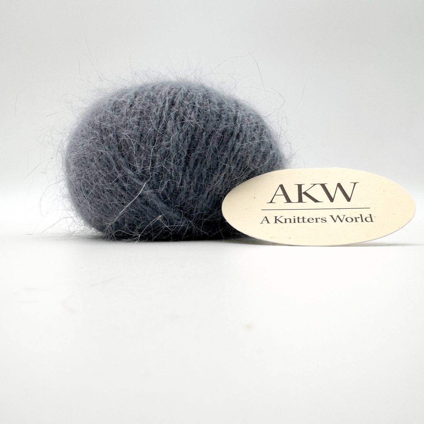 Fluffy angora garn i farven Greyish Blue – AKW Skala B luksusgarn fra A Knitters World
