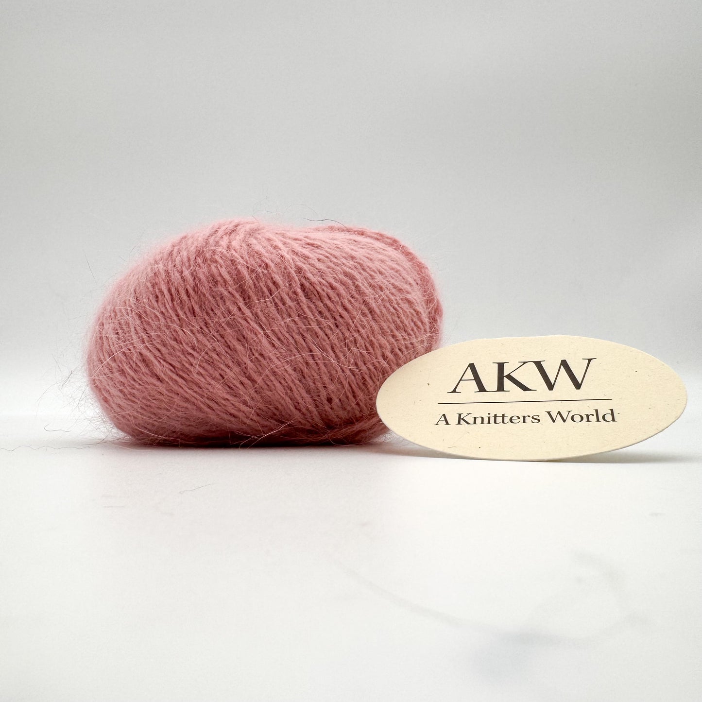 Fluffy angora garn i farven Dusty Rose – AKW Skala B luksusgarn fra A Knitters World