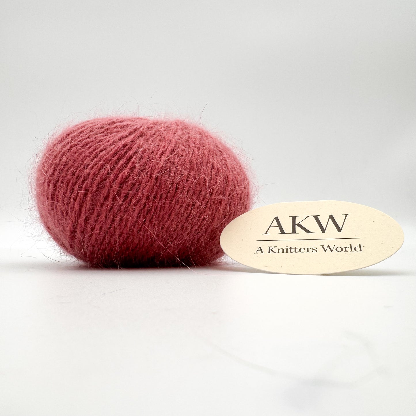 Fluffy angora garn i farven Watermelon – AKW Skala B luksusgarn fra A Knitters World