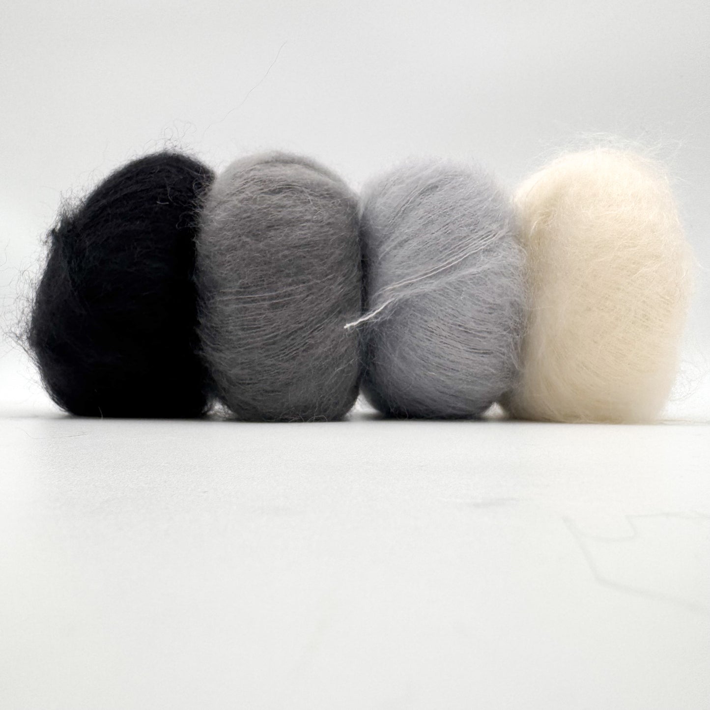 Mohair Sport garn i farven Black – Superkid Mohair og silke fra A Knitters World