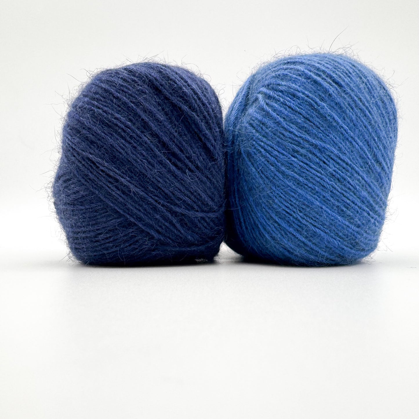Possum garn i farven Denim – AKW Skala A luksusgarn med cashmere og mulberry silke