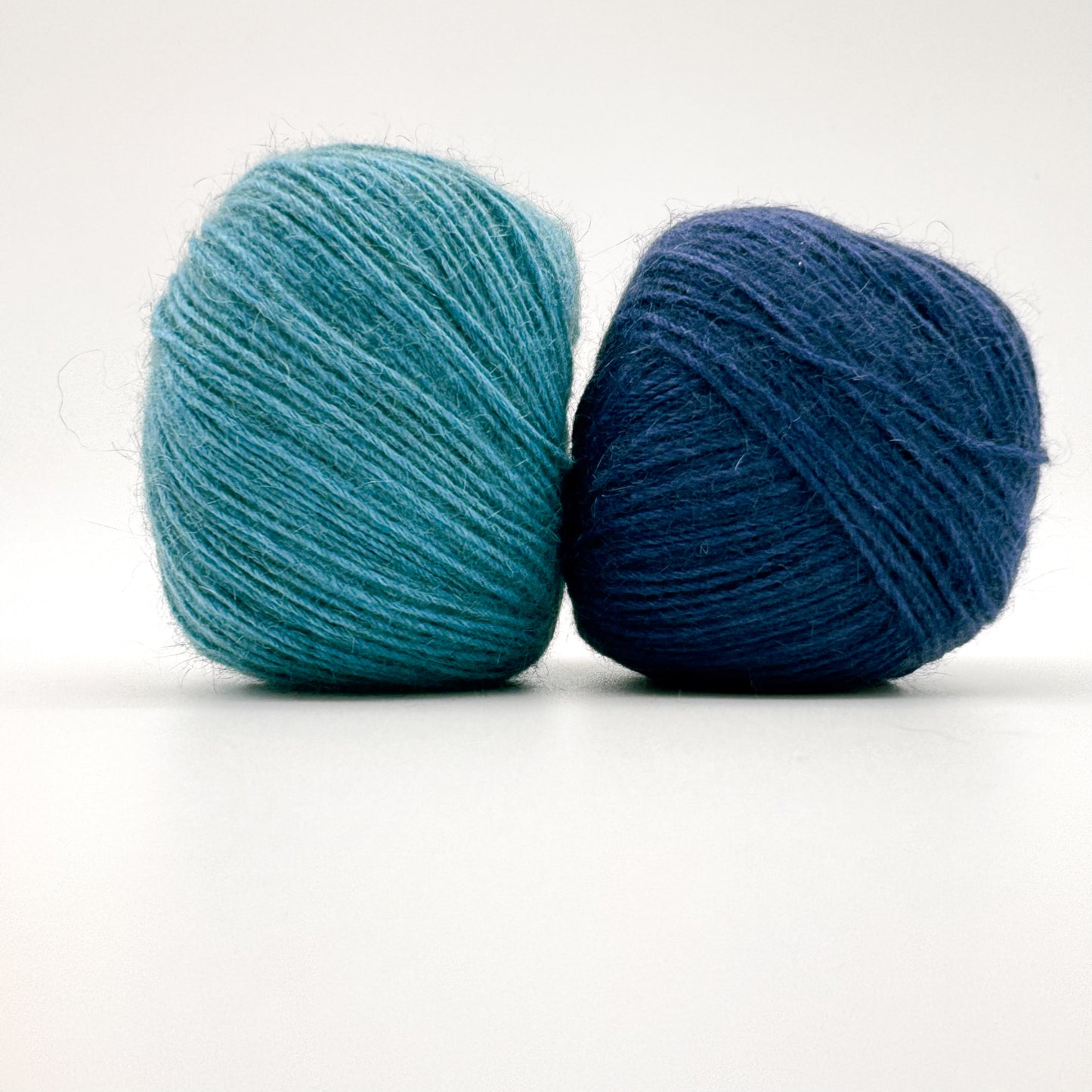 Possum garn i farven Teal – AKW Skala A luksusgarn med cashmere og mulberry silke