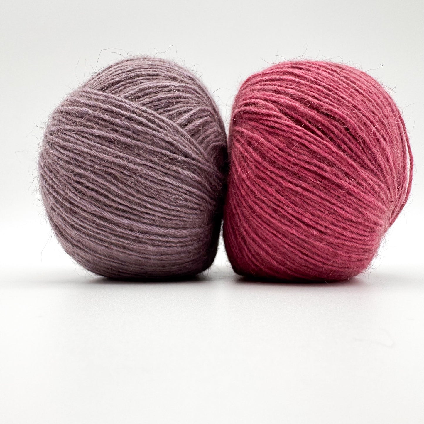 Possum garn i farven Rasberry – AKW Skala A luksusgarn med cashmere og mulberry silke