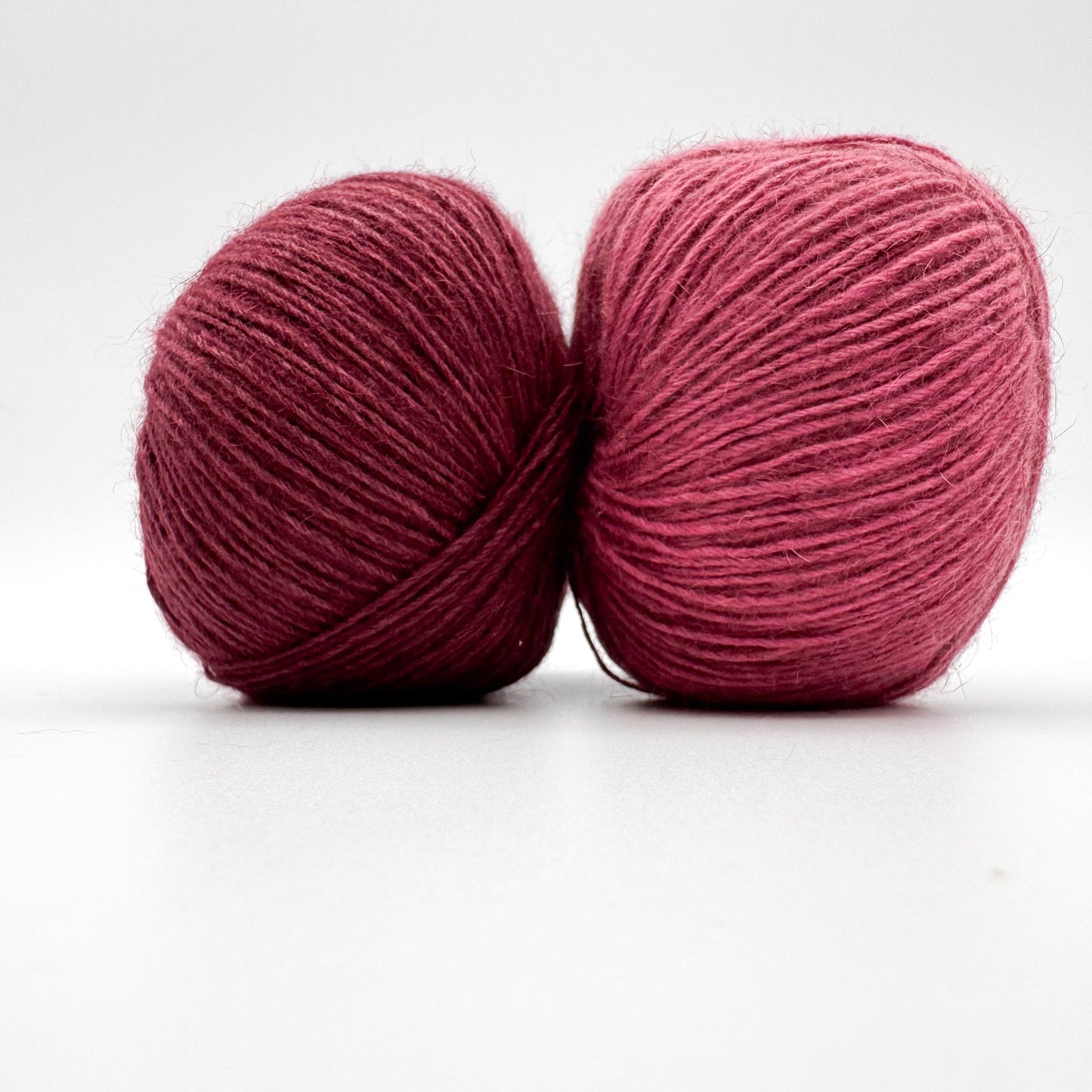 Possum garn i farven Dark Rasberry – AKW Skala A luksusgarn med cashmere og mulberry silke