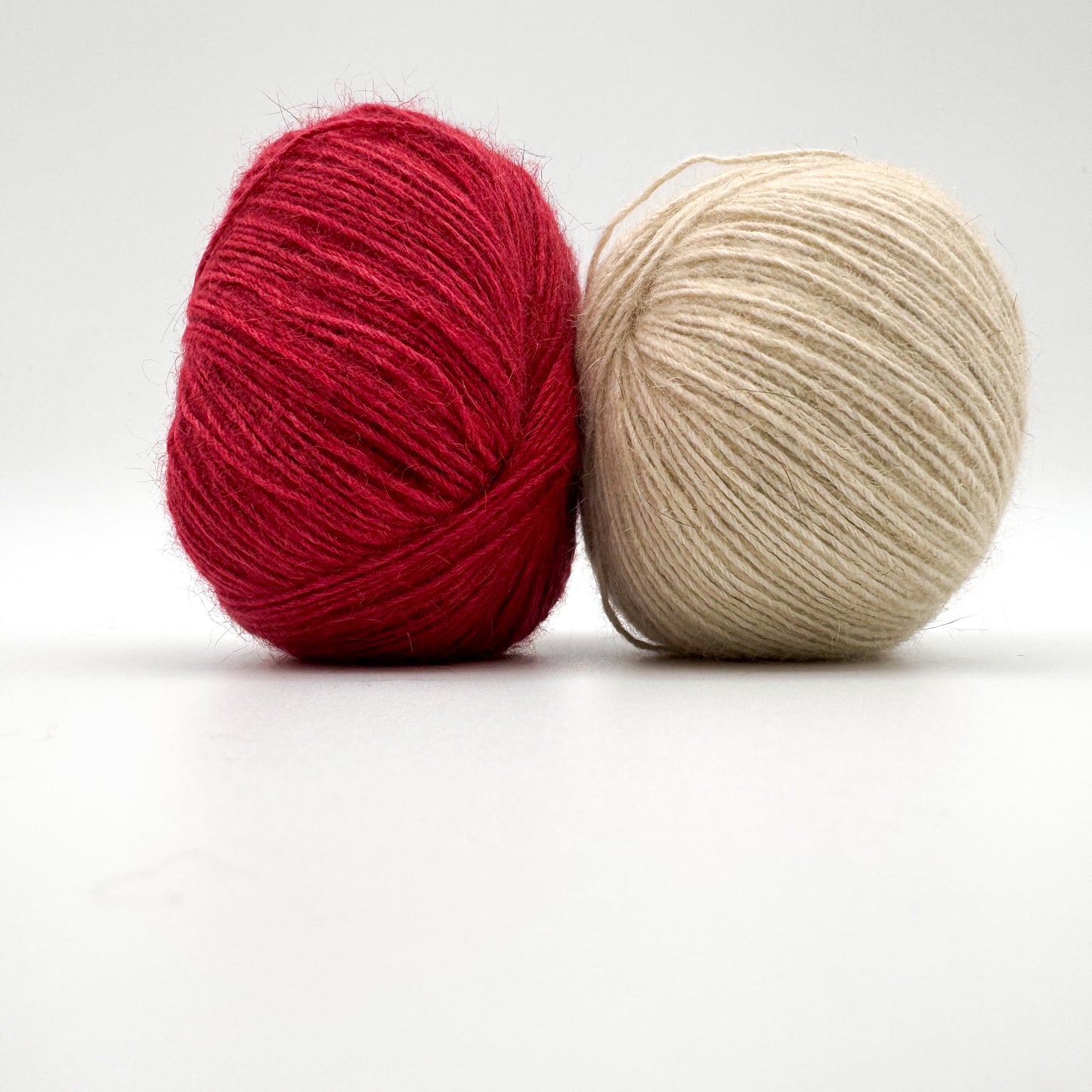 Possum garn i farven Amaranth Red – AKW Skala A luksusgarn med cashmere og mulberry silke