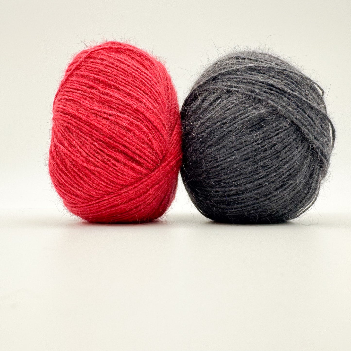 Possum garn i farven Amaranth Red – AKW Skala A luksusgarn med cashmere og mulberry silke