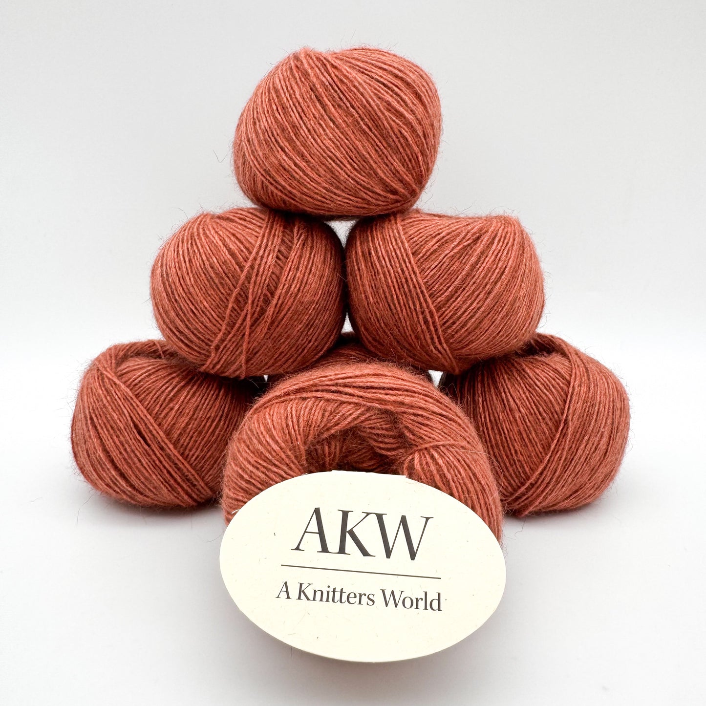 Possum garn i farven Dusty Coral – AKW Skala A luksusgarn med cashmere og mulberry silke