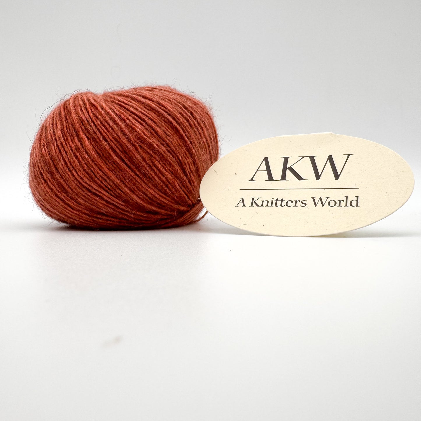 Possum garn i farven Dusty Coral – AKW Skala A luksusgarn med cashmere og mulberry silke