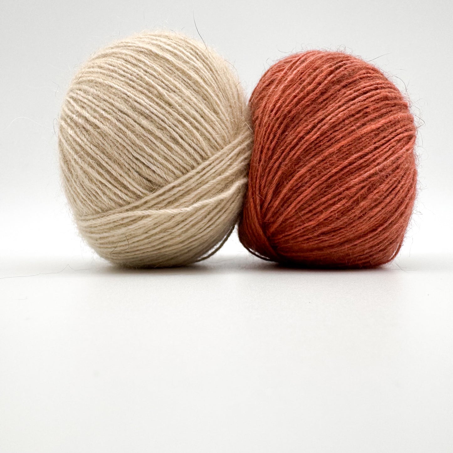 Possum garn i farven Dusty Coral – AKW Skala A luksusgarn med cashmere og mulberry silke