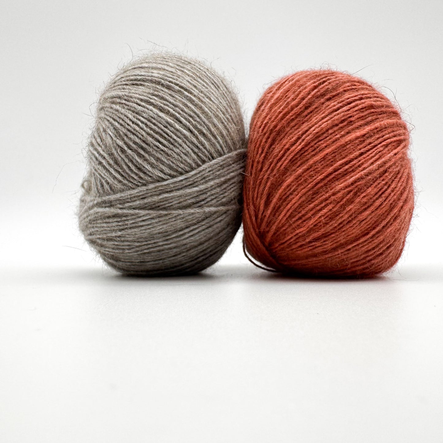 Possum garn i farven Dusty Coral – AKW Skala A luksusgarn med cashmere og mulberry silke