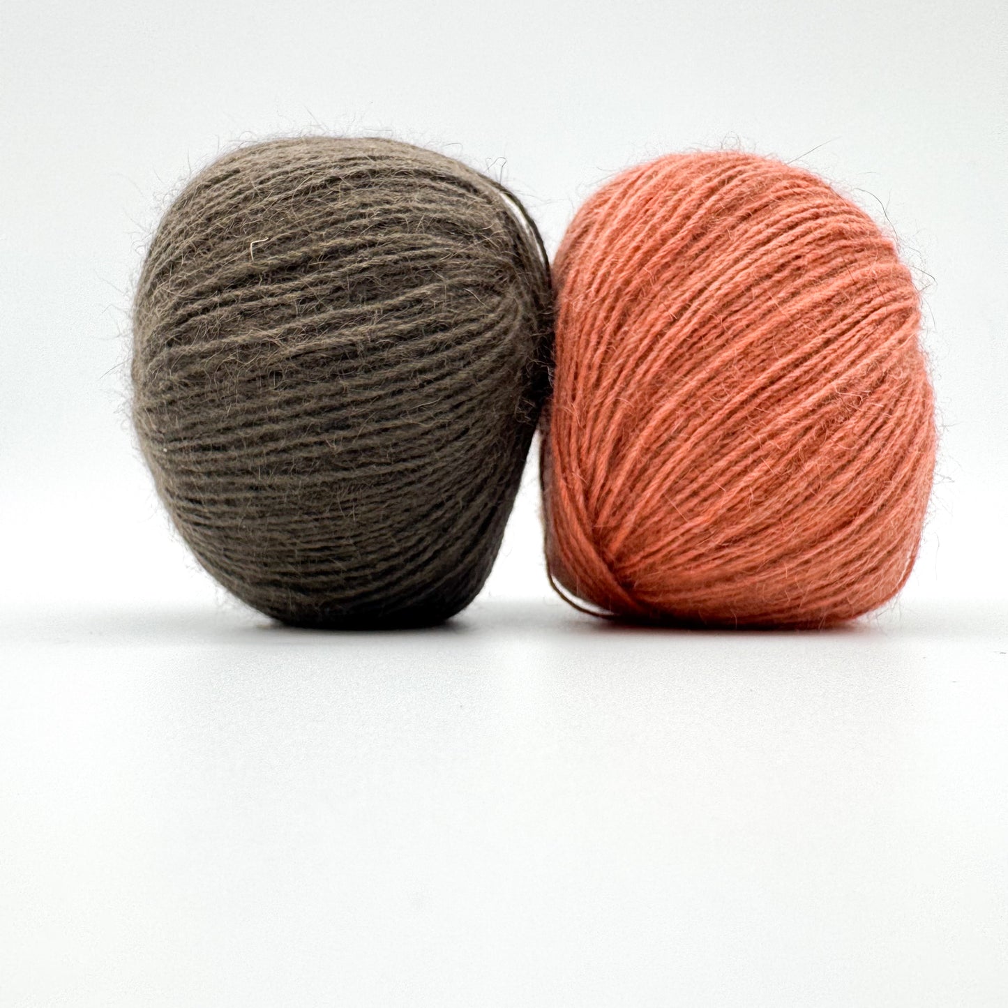 Possum garn i farven Dusty Coral – AKW Skala A luksusgarn med cashmere og mulberry silke