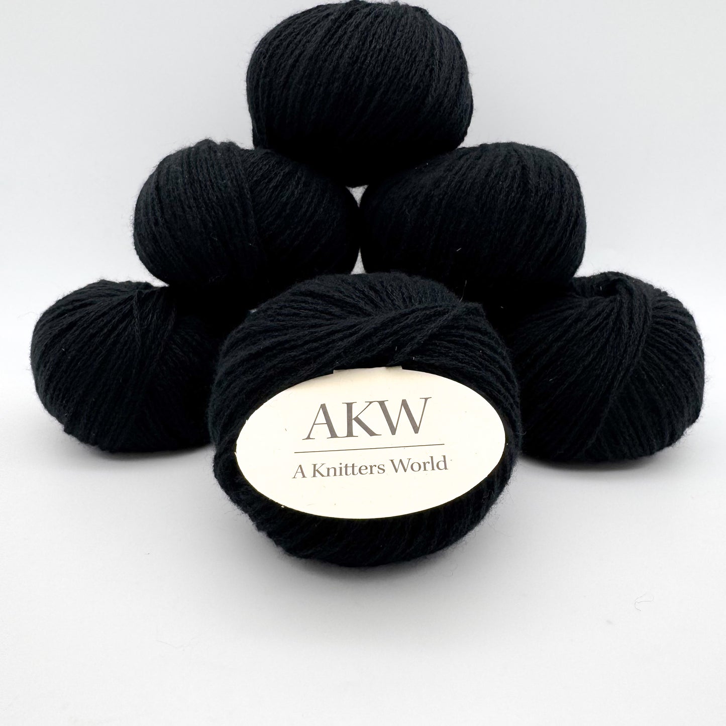 Cashmere garn i farven Black – 100% Mongolian Cashmere, AKW Skala A fra A Knitters World