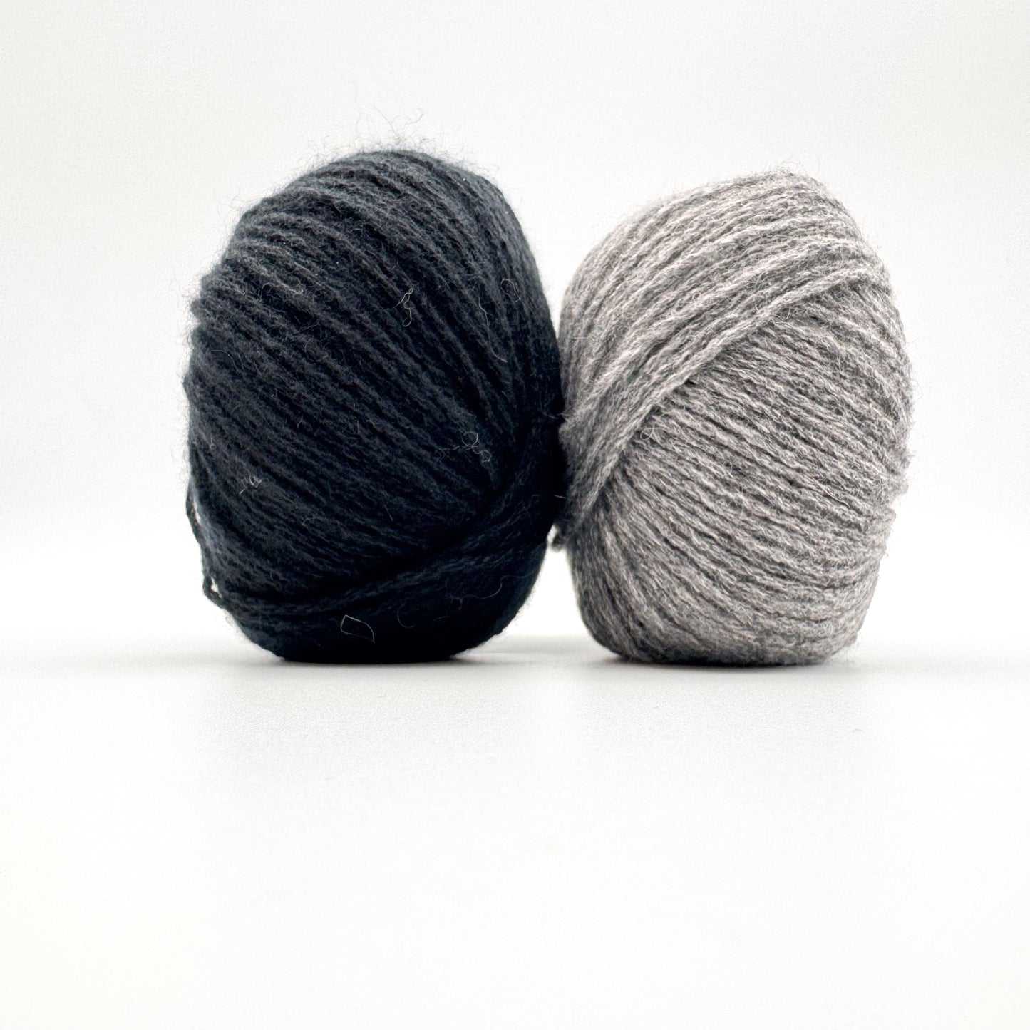 Cashmere garn i farven Cashmere . Iron Grey – 100% Mongolian Cashmere, AKW Skala A fra A Knitters World