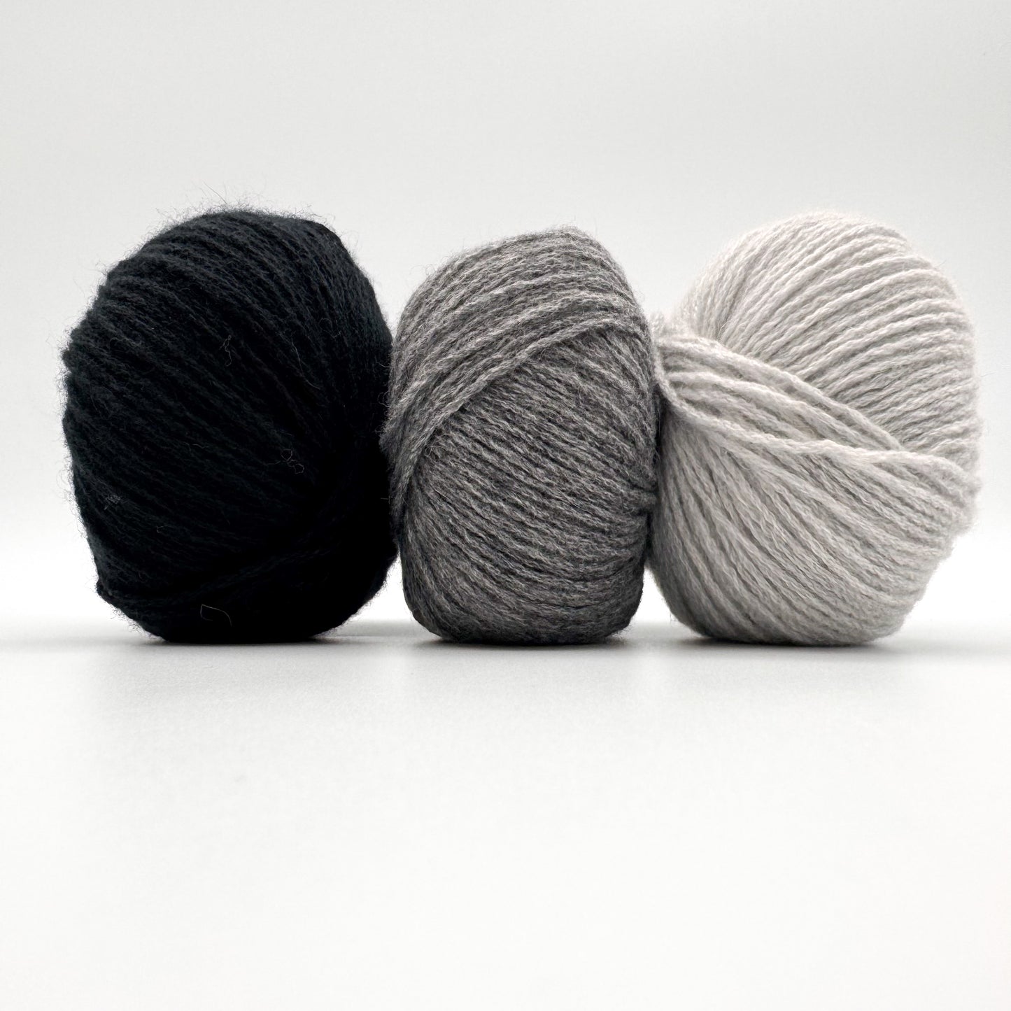 Cashmere garn i farven Cashmere . Iron Grey – 100% Mongolian Cashmere, AKW Skala A fra A Knitters World