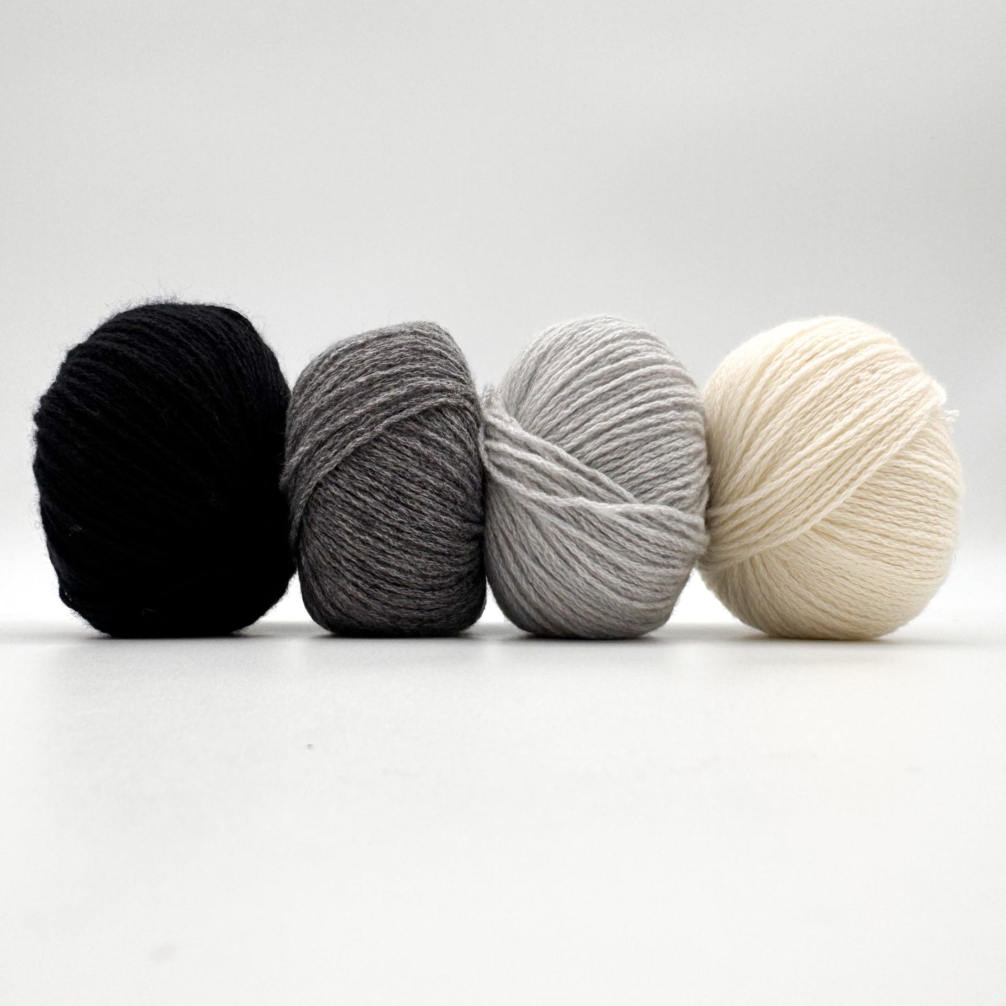 Cashmere garn i farven Cashmere . Iron Grey – 100% Mongolian Cashmere, AKW Skala A fra A Knitters World