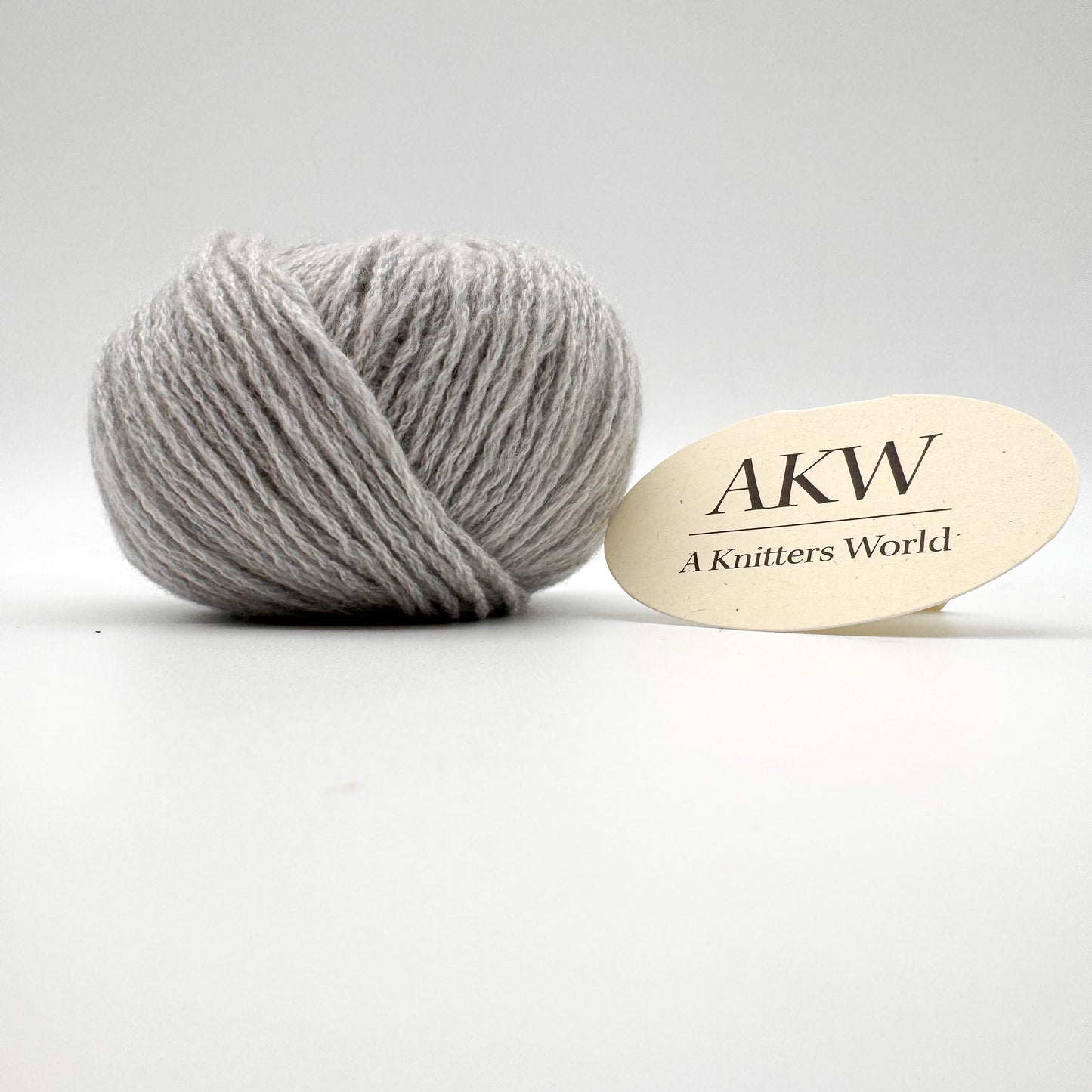 Cashmere garn i farven Dove Grey – 100% Mongolian Cashmere, AKW Skala A fra A Knitters World