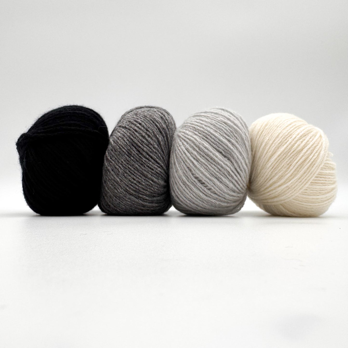 Cashmere garn i farven White – 100% Mongolian Cashmere, AKW Skala A fra A Knitters World