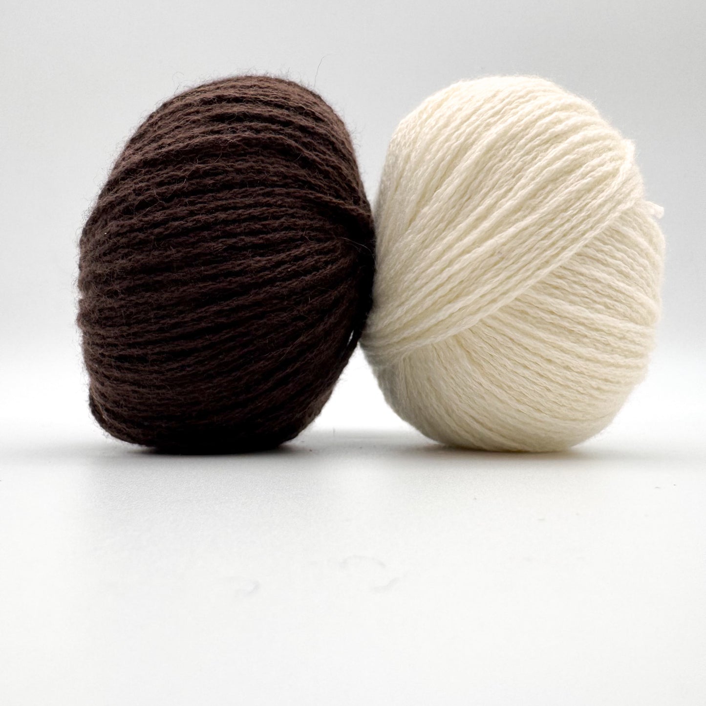 Cashmere garn i farven White – 100% Mongolian Cashmere, AKW Skala A fra A Knitters World