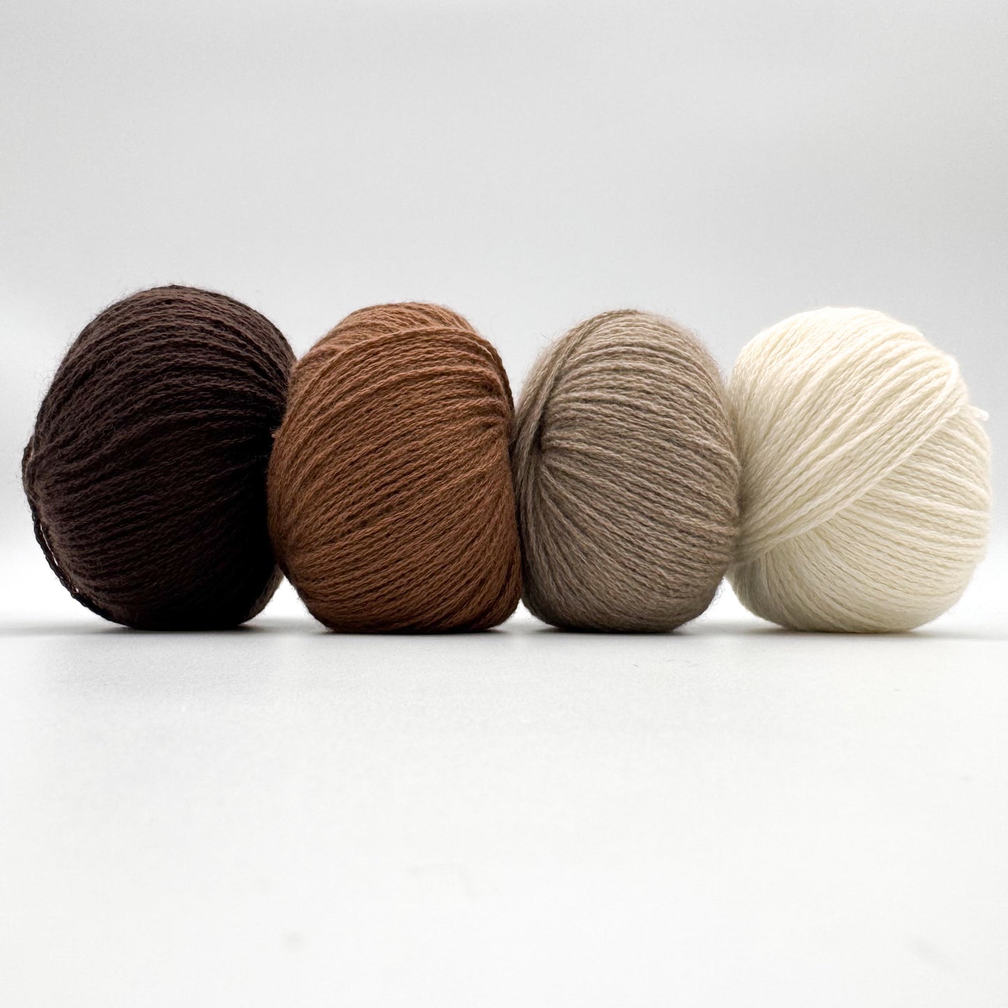 Cashmere garn i farven White – 100% Mongolian Cashmere, AKW Skala A fra A Knitters World