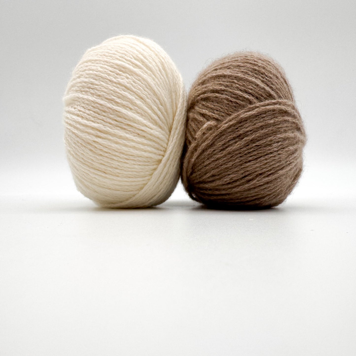 Cashmere garn i farven Beige – 100% Mongolian Cashmere, AKW Skala A fra A Knitters World