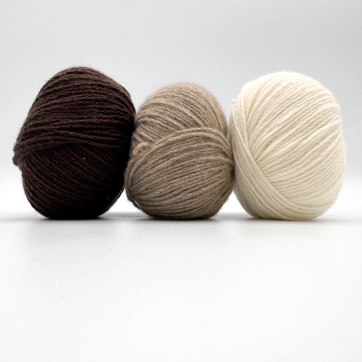 Cashmere garn i farven Beige – 100% Mongolian Cashmere, AKW Skala A fra A Knitters World