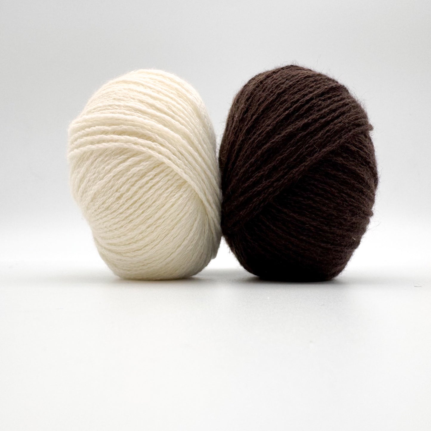 Cashmere garn i farven Chocolate – 100% Mongolian Cashmere, AKW Skala A fra A Knitters World