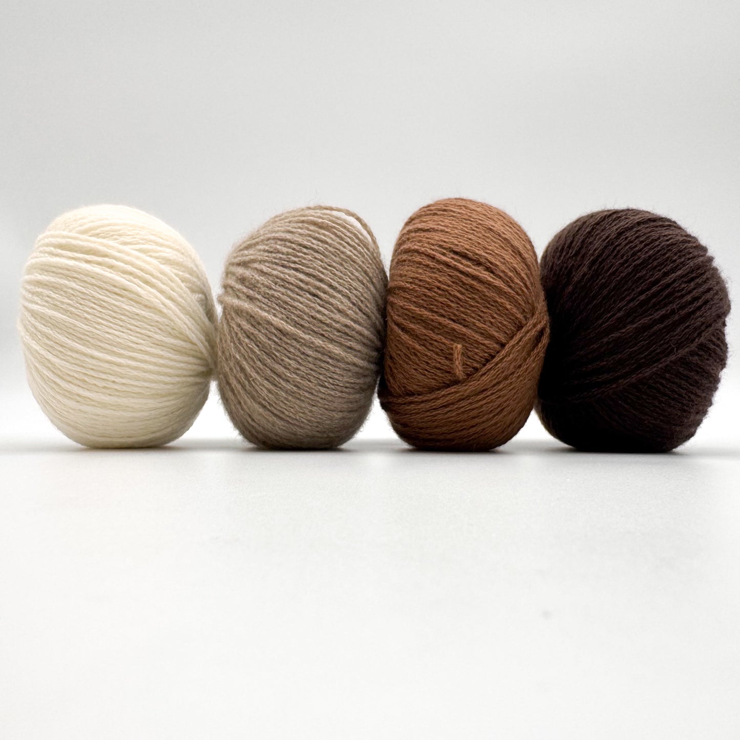 Cashmere garn i farven Chocolate – 100% Mongolian Cashmere, AKW Skala A fra A Knitters World