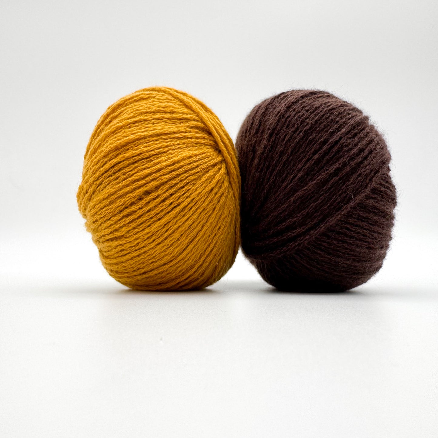 Cashmere garn i farven Chocolate – 100% Mongolian Cashmere, AKW Skala A fra A Knitters World