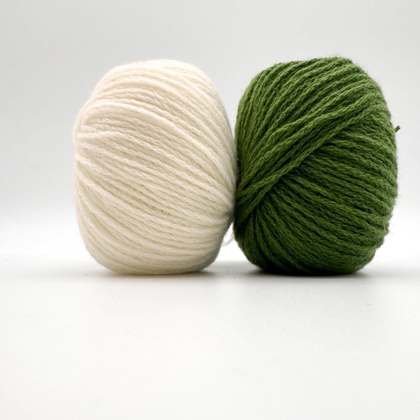 Cashmere garn i farven Forest Green – 100% Mongolian Cashmere, AKW Skala A fra A Knitters World