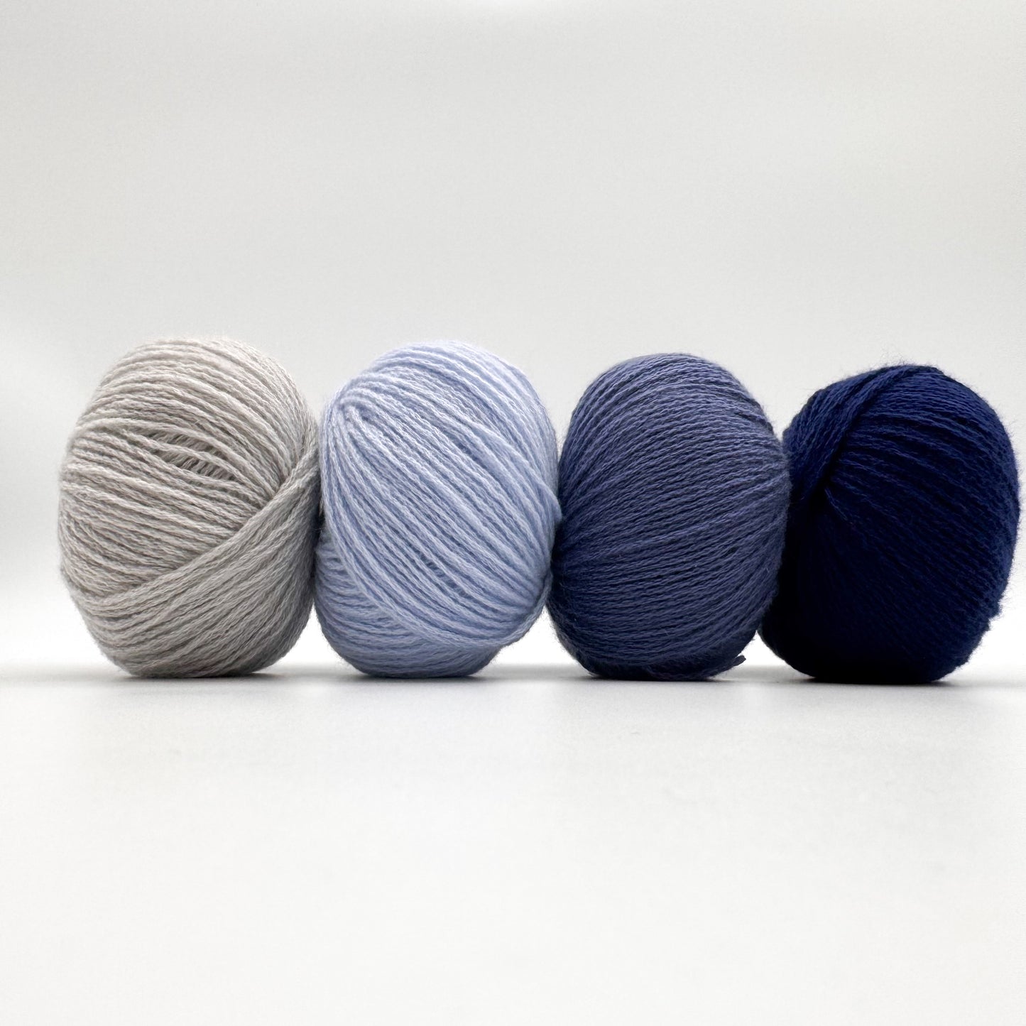 Cashmere garn i farven Navy Blue – 100% Mongolian Cashmere, AKW Skala A fra A Knitters World