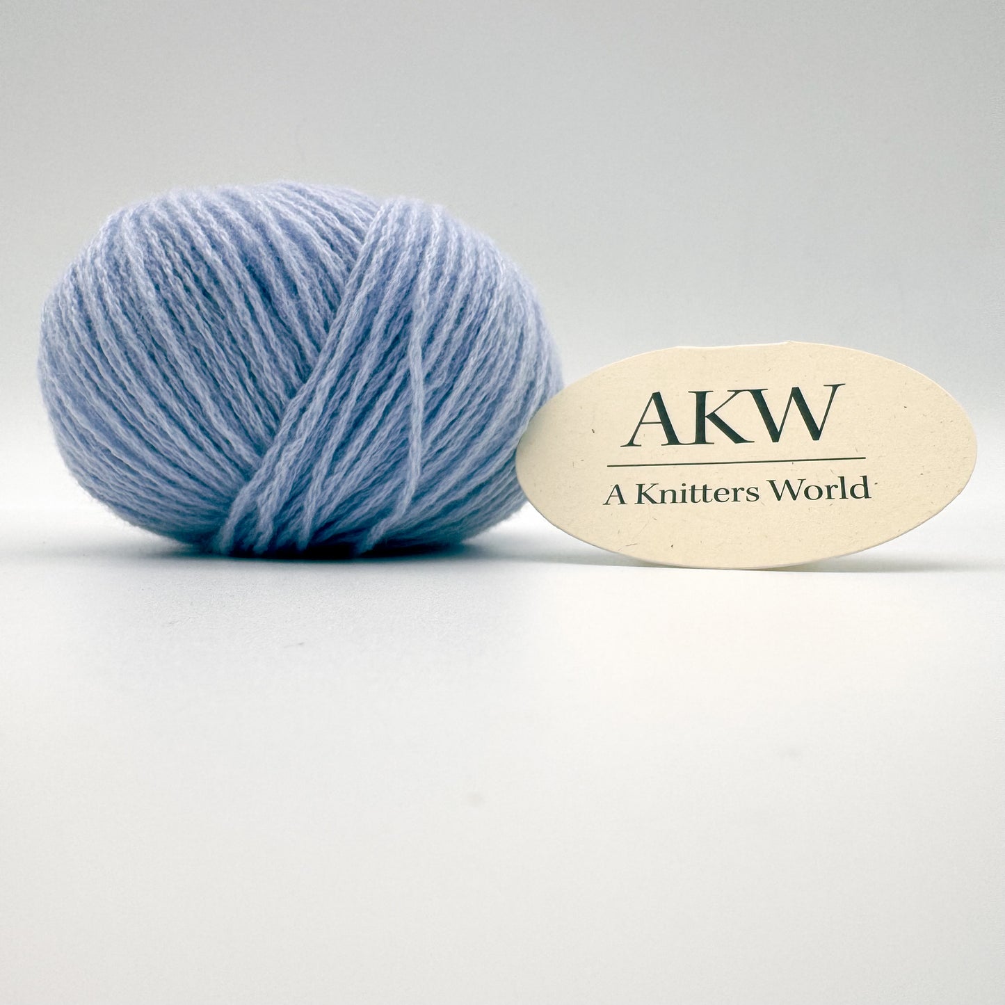Cashmere garn i farven Baby Blue – 100% Mongolian Cashmere, AKW Skala A fra A Knitters World