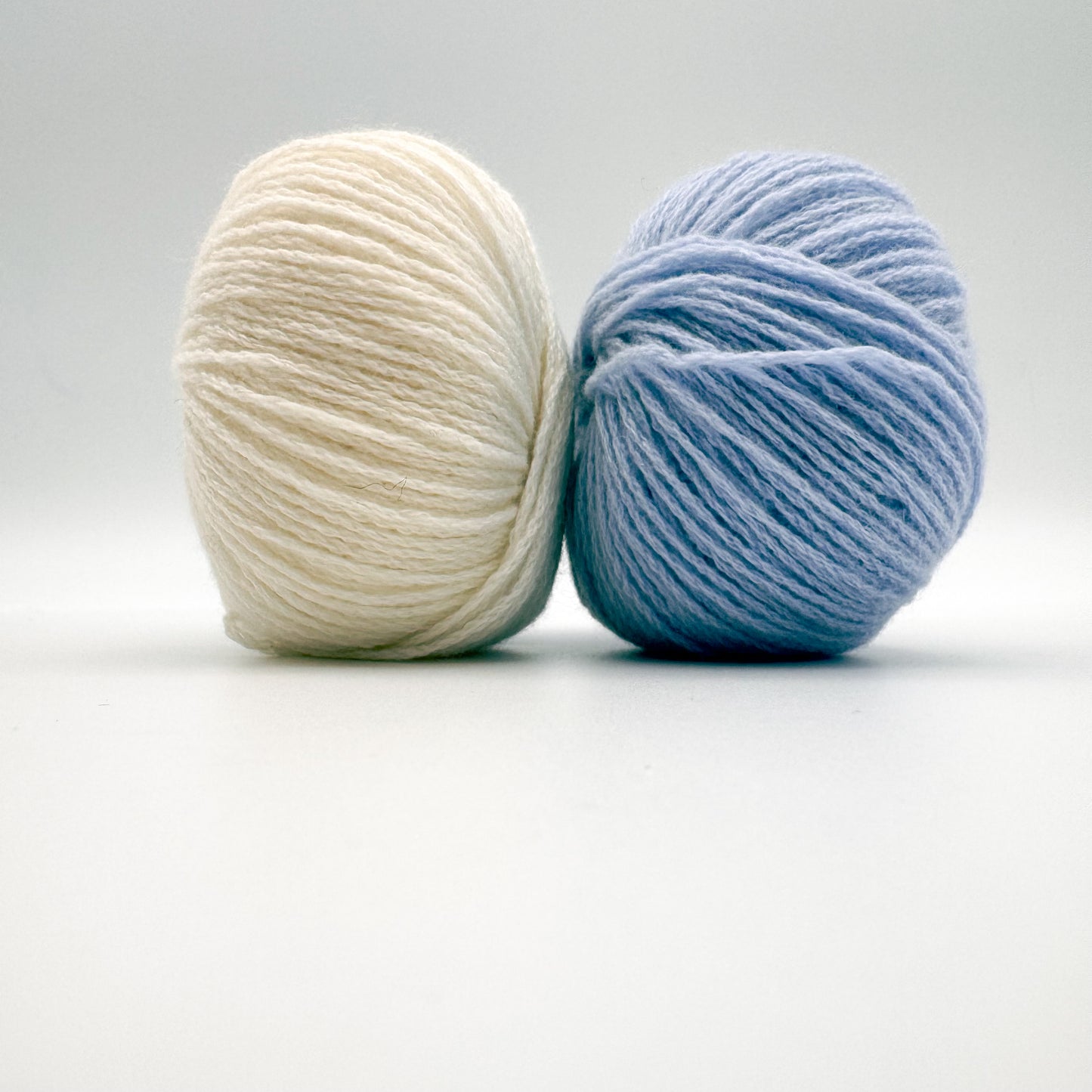 Cashmere garn i farven Baby Blue – 100% Mongolian Cashmere, AKW Skala A fra A Knitters World