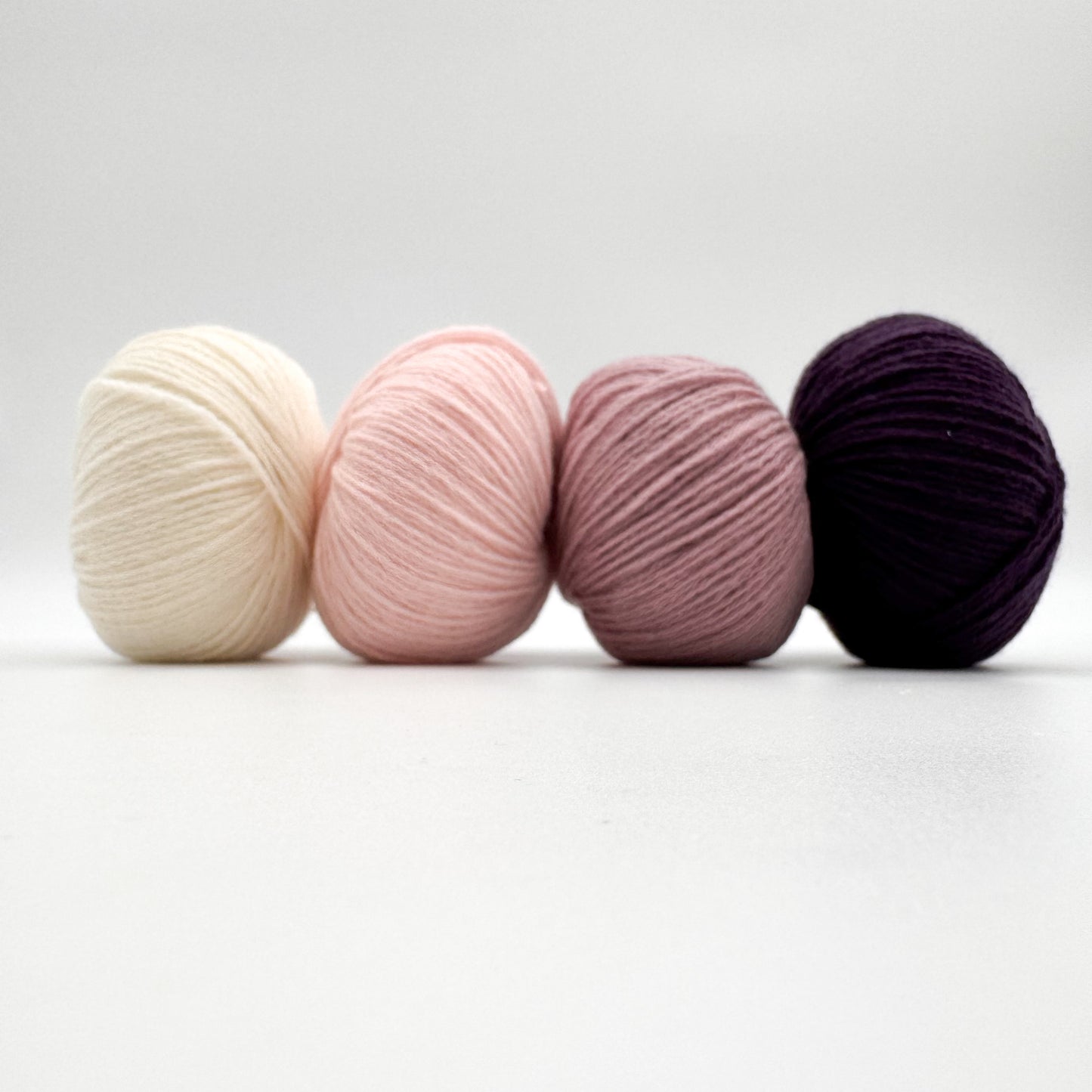 Cashmere garn i farven Dusty Rose – 100% Mongolian Cashmere, AKW Skala A fra A Knitters World