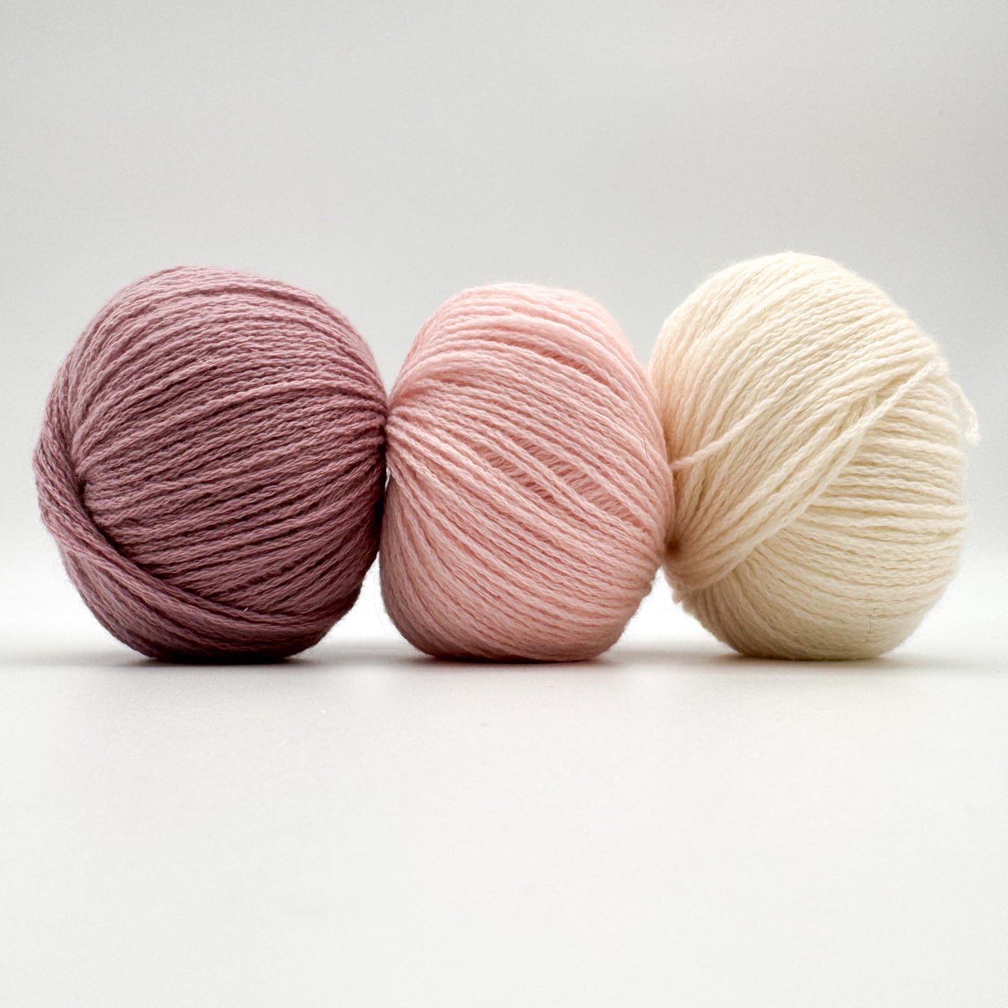 Cashmere garn i farven Blossom – 100% Mongolian Cashmere, AKW Skala A fra A Knitters World